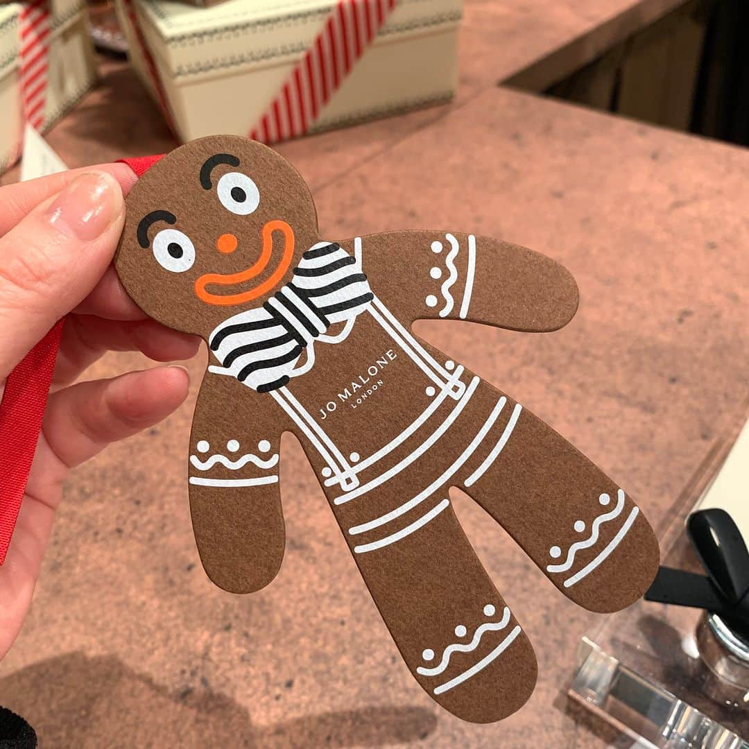 MAQUIA ONLINEさんのインスタグラム写真 - (MAQUIA ONLINEInstagram)「ジョー マローン ロンドンが、クリスマスに先駆けて“Gingerbread Land（ジンジャーブレッド ランド）”ポップアップイベントを期間限定で開催✨  会場では、ポップでキュートなジンジャーブレッドハウスが来場者をお出迎え。ジンジャーブレッド マンと一緒に撮影ができるフォトボックスやジンジャーブレッド マンの紙製オーナメントに好きな香りをつけてくれるサービス、オリジナルのリースづくりなど、会場でしか体験できないコンテンツが満載です。もちろん、ホリデーのお祝いムードを盛り上げてくれるコロンやホーム フレグランスなどの限定ギフトのコレクションも購入できます👌  また、会場内限定の購入特典として、16500円以上購入すると「オリジナル フレッシュナー」を、22000円以上購入で「フレイグラント フェイバリット ポーチ セット」をプレゼント。さらに、来場者限定でジョー マローン ロンドンからクリスマスギフトがもらえるチャンスも。※数量限定・なくなり次第終了  自分へのご褒美や友達へのギフト探しに、ぜひ足を運んでみては😘  ジョー マローン ロンドン “Gingerbread Land”ポップアップイベント 期間：2023年12月14日（木）〜12月25日（月） 時間：11:00〜21:00（最終日25日のみ20:00まで） ※最終入場は30分前まで 会場：表参道ヒルズB3F スペースオー 東京都渋谷区神宮前4-12-10 入場：無料／予約制 予約：12月12日より公式LINEアカウントにて予約スタート   #ジョーマローンロンドン #ジンジャーブレッドランド #ジョーマローン #クリスマス #ポップアップ #香り #フレグランス #クリスマスコフレ #期間限定 #ホリデーコレクション #クリスマスコフレ2023 #jomalonelondon #ギフト #プレゼント #maquia #マキア WEB編集N」12月12日 22時36分 - maquia.magazine