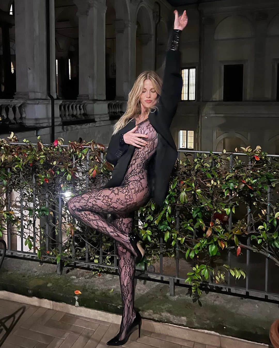 CALZEDONIAのインスタグラム：「The ultimate go-to outfit: floral lace body tights!   #calzedonia #PartyWithCalzedonia」