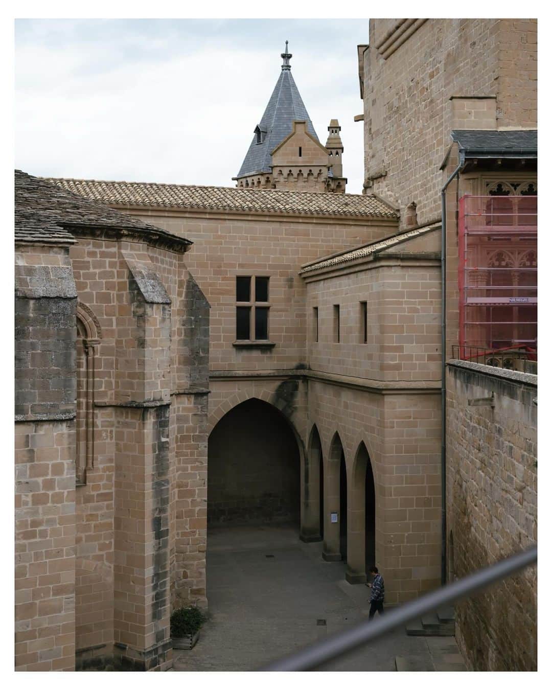 市川渚さんのインスタグラム写真 - (市川渚Instagram)「. . . バルセロナからレンタカーでサンセバスチャンに向かう途中に立ち寄ったオリテ。今は4000人ほどが暮らす街で、14世紀後半から15世紀、この辺りをおさめていたナバラ王国の王のために建てられたお城、オリテ王宮が残っている。  中世に建てられたお城は要塞としての防御性が求められていたことが多かったらしいのだけれど、このお城は住居利用がメインだったこともあり、機能性よりも彫刻などの装飾をふんだんに用いてデザイン性を重視したつくりになっていたらしい。しかし、スペイン内戦の際にほぼ破壊されてしまったそうで、現存する塔と城壁は1930年代から30年かけて修復されたもの。  にしても、当時の街並みとお城を容易に想像できるような美しい場所でした（お天気はいまいちだったけど……）。  ちなみに、迷路のようなお城内部は見学することもできるし、一部はスペインの国営宿泊施設「パラドール」の一部になってるとか。つまり、ここに泊まることもできる(!)という。周辺にはワイナリーもたくさんあって、機会があったら泊まってみたい。  映像はよろしければYouTubeでぜひ。  🔗https://youtu.be/jznsOMrJtoU?si=AxDlYQM1fMrdWyGU  On our way from Barcelona to San Sebastian by rental car, we stopped at Olite. It's a town now home to about 4,000 people and features Palacio Real de Olite, a castle built for the king of the Kingdom of Navarre during the late 14th and 15th centuries.  While most medieval castles were built as fortresses, this was primarily used as a residence, focusing more on design with abundant decorations and sculptures rather than functionality. However, it was almost destroyed during the Spanish Civil War, and the surviving towers and walls were restored over 30 years starting in the 1930s.  It was a beautiful place where I could easily imagine the old town and palace, despite the not-so-great weather!  Of course, it's open for tours, and parts of it have been converted into a Parador, a state-run Spanish hotel. So, you can also stay here! Amazing.  Also, don't miss the vlog on my YouTube channel!  #NikonZf #nikkorz40mmf2 #nikoncreators」12月12日 22時37分 - nagiko