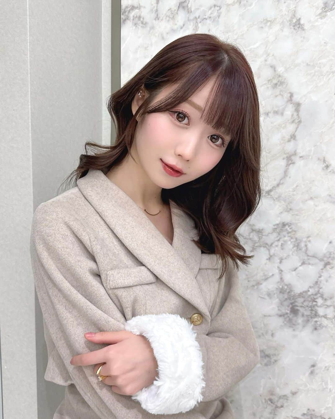 大谷映美里のインスタグラム：「new ✂︎ 🐈✨ ミディアムヘアになったよ ૮ • ·̫ • ა エクステをオフして地毛を生かした長さに🫶🏻 顔周りは長さ出すためにまた少しエクステ🤍 @tamako_tamako いつもありがとうございます！  程よいボリューム出るようにカットと、 ずっと赤み系だったから久しぶりにベージュカラー🍨 ココアブラウンな感じが可愛い☕️🤎 @_nonsugaaar_ いつもありがとうございます！  いつまでこの長さでいようかな😗♡」