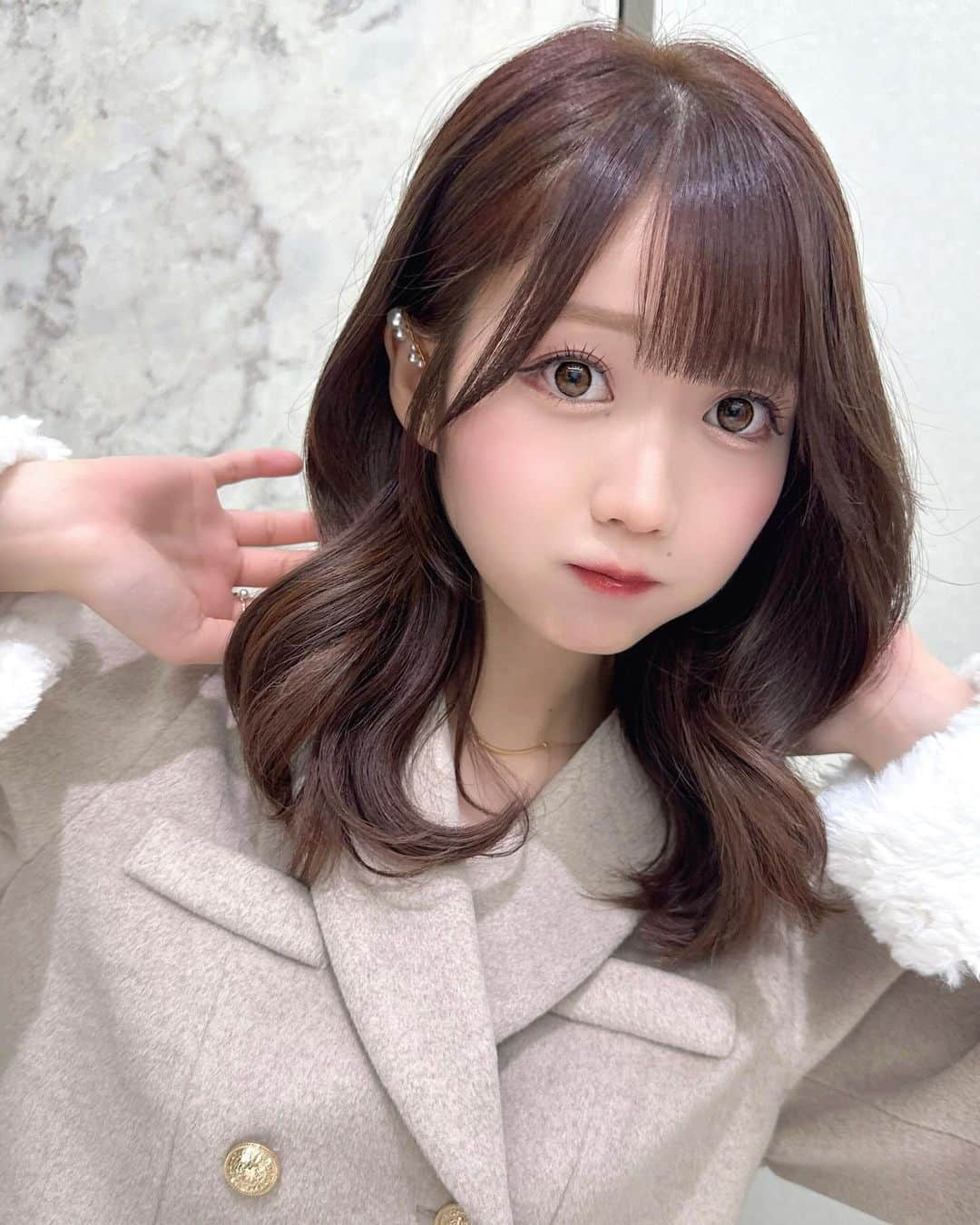 大谷映美里さんのインスタグラム写真 - (大谷映美里Instagram)「new ✂︎ 🐈✨ ミディアムヘアになったよ ૮ • ·̫ • ა エクステをオフして地毛を生かした長さに🫶🏻 顔周りは長さ出すためにまた少しエクステ🤍 @tamako_tamako いつもありがとうございます！  程よいボリューム出るようにカットと、 ずっと赤み系だったから久しぶりにベージュカラー🍨 ココアブラウンな感じが可愛い☕️🤎 @_nonsugaaar_ いつもありがとうございます！  いつまでこの長さでいようかな😗♡」12月12日 22時39分 - otani_emiri