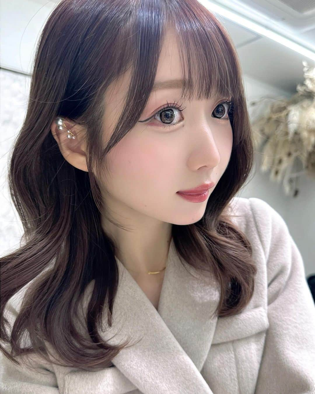 大谷映美里さんのインスタグラム写真 - (大谷映美里Instagram)「new ✂︎ 🐈✨ ミディアムヘアになったよ ૮ • ·̫ • ა エクステをオフして地毛を生かした長さに🫶🏻 顔周りは長さ出すためにまた少しエクステ🤍 @tamako_tamako いつもありがとうございます！  程よいボリューム出るようにカットと、 ずっと赤み系だったから久しぶりにベージュカラー🍨 ココアブラウンな感じが可愛い☕️🤎 @_nonsugaaar_ いつもありがとうございます！  いつまでこの長さでいようかな😗♡」12月12日 22時39分 - otani_emiri