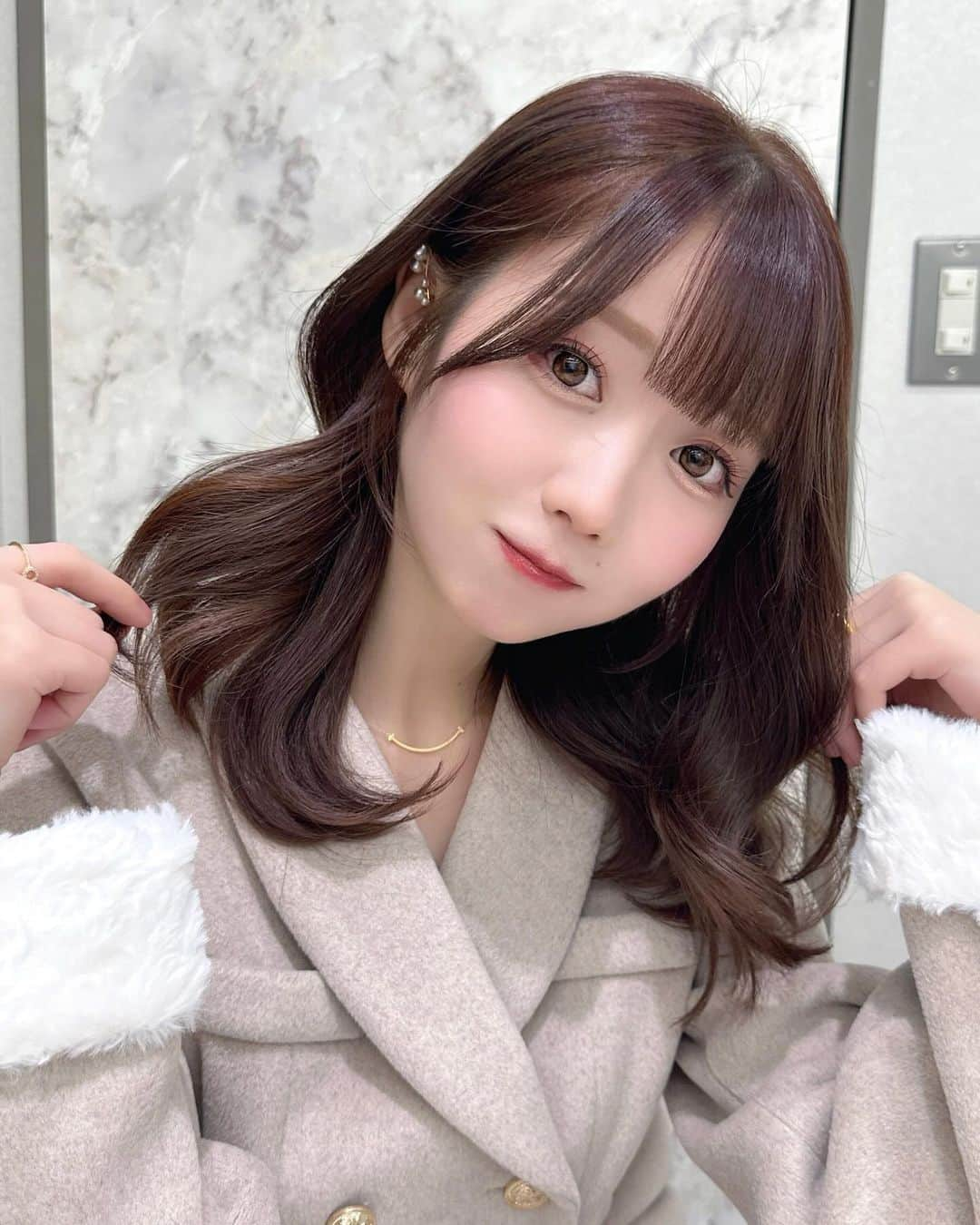 大谷映美里さんのインスタグラム写真 - (大谷映美里Instagram)「new ✂︎ 🐈✨ ミディアムヘアになったよ ૮ • ·̫ • ა エクステをオフして地毛を生かした長さに🫶🏻 顔周りは長さ出すためにまた少しエクステ🤍 @tamako_tamako いつもありがとうございます！  程よいボリューム出るようにカットと、 ずっと赤み系だったから久しぶりにベージュカラー🍨 ココアブラウンな感じが可愛い☕️🤎 @_nonsugaaar_ いつもありがとうございます！  いつまでこの長さでいようかな😗♡」12月12日 22時39分 - otani_emiri