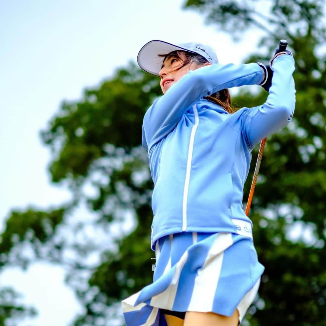 中山千桂子さんのインスタグラム写真 - (中山千桂子Instagram)「ゴルフの日⛳️  初ラウンドから1ヶ月。 ドライバーは飛距離は欲しいけど真っ直ぐを重視。 コースのイメトレをしてアプローチの練習強化。 春までには110切りを実現したい(100じゃないんか〜い) だから今回のラウンドの目標を130切りに設定して練習しまくりました🏌️‍♀️🏌️‍♀️🏌️‍♀️  人生2度目のラウンドは眉山カントリークラブ⛳️  徳島市内を一望できる眺めの良い起伏に富んだコースです。ドライバーのOBはゼロではないけど連発では無かったし フェアウェイウッドも当たって飛んでくれた👌 でも… 練習強化したアプローチが…😱 練習場では30ヤードや50ヤードの打ち分けも出来てきたのに本番では…思うように打てませぬ😭 バンカーに入れたくないのに吸い込まれていくし 打っても打っても出せないし💦  雨が降ってきて☔️心折れそうになったよ🥺 でもでも… 良いショットが出ると疲れも吹っ飛んでしまうのね🙌  一緒にラウンドしてくださった方が 素敵な写真を沢山撮ってくれました📸✨  テンションあがるよとね〜💓  もっと上手くなりたい🏌️‍♀️✨  練習頑張りま〜す😵‍💫  #ゴルフ女子 #徳島ゴルフ女子 #ゴルフ初心者 #眉山カントリークラブ #徳島ゴルフ場 #徳島ゴルフコーデ #デサントゴルフ #デサントゴルフ女子 #t-on #ゴルフうまくなりたい」12月12日 22時41分 - nakayama_chikako