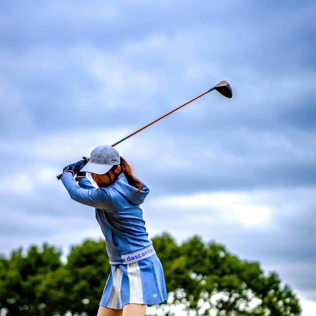 中山千桂子さんのインスタグラム写真 - (中山千桂子Instagram)「ゴルフの日⛳️  初ラウンドから1ヶ月。 ドライバーは飛距離は欲しいけど真っ直ぐを重視。 コースのイメトレをしてアプローチの練習強化。 春までには110切りを実現したい(100じゃないんか〜い) だから今回のラウンドの目標を130切りに設定して練習しまくりました🏌️‍♀️🏌️‍♀️🏌️‍♀️  人生2度目のラウンドは眉山カントリークラブ⛳️  徳島市内を一望できる眺めの良い起伏に富んだコースです。ドライバーのOBはゼロではないけど連発では無かったし フェアウェイウッドも当たって飛んでくれた👌 でも… 練習強化したアプローチが…😱 練習場では30ヤードや50ヤードの打ち分けも出来てきたのに本番では…思うように打てませぬ😭 バンカーに入れたくないのに吸い込まれていくし 打っても打っても出せないし💦  雨が降ってきて☔️心折れそうになったよ🥺 でもでも… 良いショットが出ると疲れも吹っ飛んでしまうのね🙌  一緒にラウンドしてくださった方が 素敵な写真を沢山撮ってくれました📸✨  テンションあがるよとね〜💓  もっと上手くなりたい🏌️‍♀️✨  練習頑張りま〜す😵‍💫  #ゴルフ女子 #徳島ゴルフ女子 #ゴルフ初心者 #眉山カントリークラブ #徳島ゴルフ場 #徳島ゴルフコーデ #デサントゴルフ #デサントゴルフ女子 #t-on #ゴルフうまくなりたい」12月12日 22時41分 - nakayama_chikako