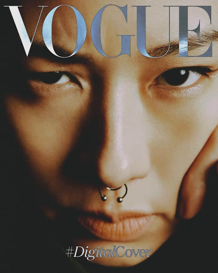 Vogue Taiwan Officialのインスタグラム：「#VogueECover  浸淫在陶室的創作世界中，沒有Wi-Fi，沒有鐘，不需要時間，林嘉欣只是 交錯在有意識與潛意識鐘，心靜靜地跟著自然的律動呼吸，她說那時的她誰也不是，不 是明星、演員、媽媽、女兒，也不是太太，只是林嘉欣，只是在做自己喜歡的事。  喜歡上 做陶時的自己，一個誠實的自己，她說那是一種心的自由。  當然，她也喜歡演戲，喜歡觀察生活中形形色色的人，喜歡在拍攝對手戲時彼此能量的 激發，喜歡鏡頭的凝視與關注，喜歡曖昧......「你不覺得演員和鏡頭之間就是一種曖昧 嗎」，她大笑。  看更多獨家精彩專訪內容，請點 @voguetaiwan 首頁連結   Talent: 林嘉欣Karena Lam @karenalamkayan  APAC Editorial Director: Leslie Sun @sunles Project managing director: Amber Lo @yenchenlolo  Managing editor: Emma Huang @emmahuang1030  Photographer: Kuo Huan Kao @kuohuankao Art Direction & Stylist: Quenti Lu @quentiliu Art Production: Weiting Hung @jats1120 Art picies: Hao Jhe Liao haojheliao Gaffer: Dahow Wang, Wang Zeng, Zeke Lin Styling Assistant: Poga Lin, Meng Jung Lee  Video Director: Luke Lee @lukeli19  Executive director: Ian Lin @xupp6 Video Assistant: Rcky Wu @rckywu  Gaffer: Alex Wang @alexwang_0212  Video Editor: Luke Lee, Ian Lin  Interview: Ariel Hsu Makeup: Will Wong @wi11wongofficial  Hair: Kristy Cheng @kristywailing  Fashion: Balenciaga @balenciaga  #林嘉欣 #KarenaLam #vogueceleb」