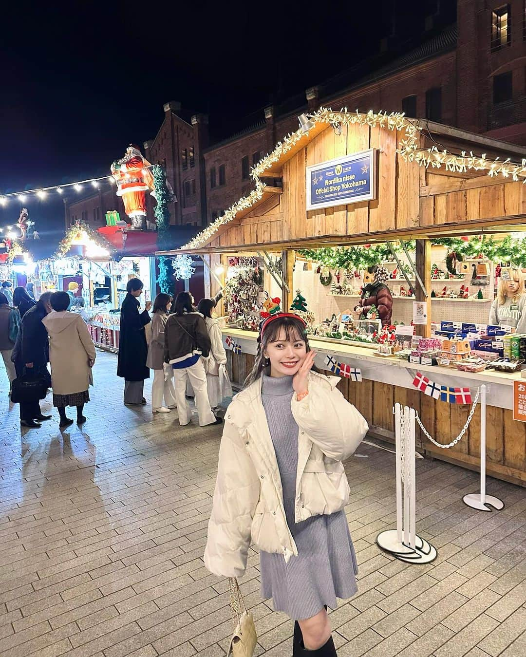 山崎春佳さんのインスタグラム写真 - (山崎春佳Instagram)「🎄🎅🏼  christmas market in yokohama ❣️  うしろのレースアップがかわいいダウンジャケットは @snidel_official の❤︎ 腕にボリュームがあってスタイルよく見えるっ  #me #tbt #ootd #christmas #christmasmarket #outer #whitecoat #snidel #ダウンジャケット #スナイデル #ワンピース #cheek #チーク #クリスマスマーケット #クリスマスツリー #クリスマスマーケットin横浜赤レンガ倉庫」12月12日 22時46分 - haruka_yamazaki