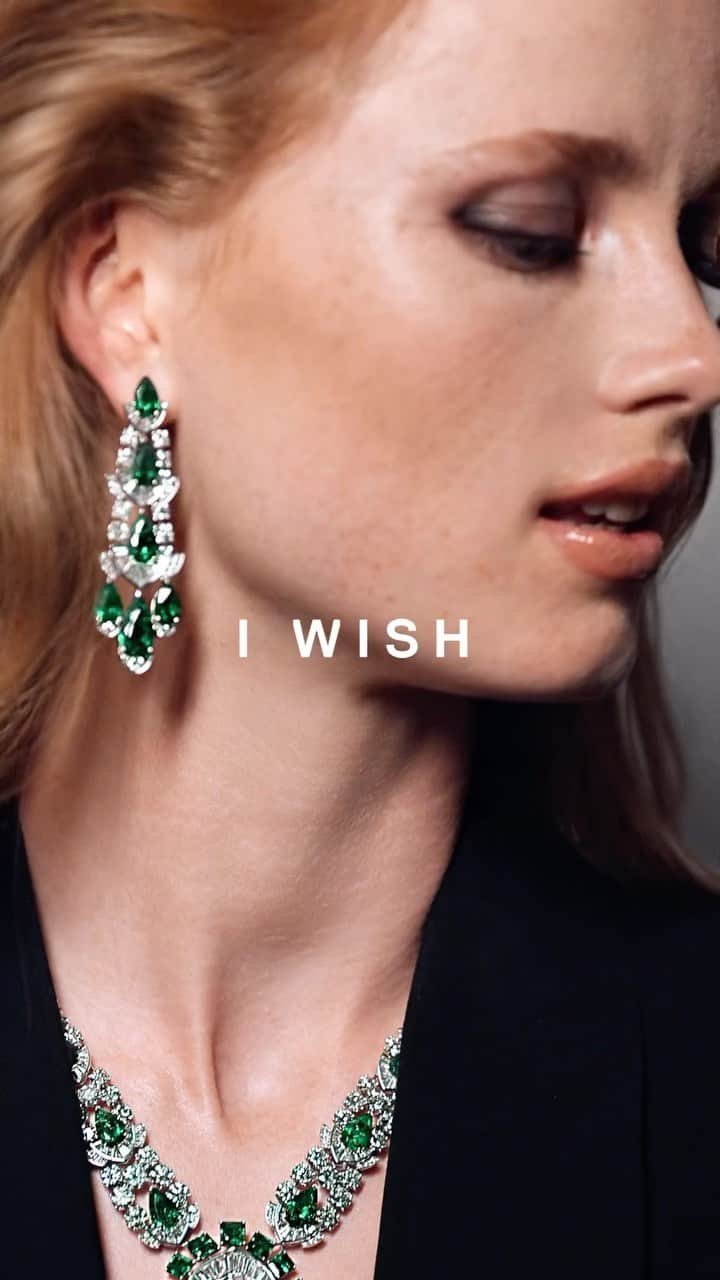 Graffのインスタグラム：「Enchanting splendour. Complement the festive season with the sumptuous colour of emeralds.  #GraffWishes #GraffDiamonds」