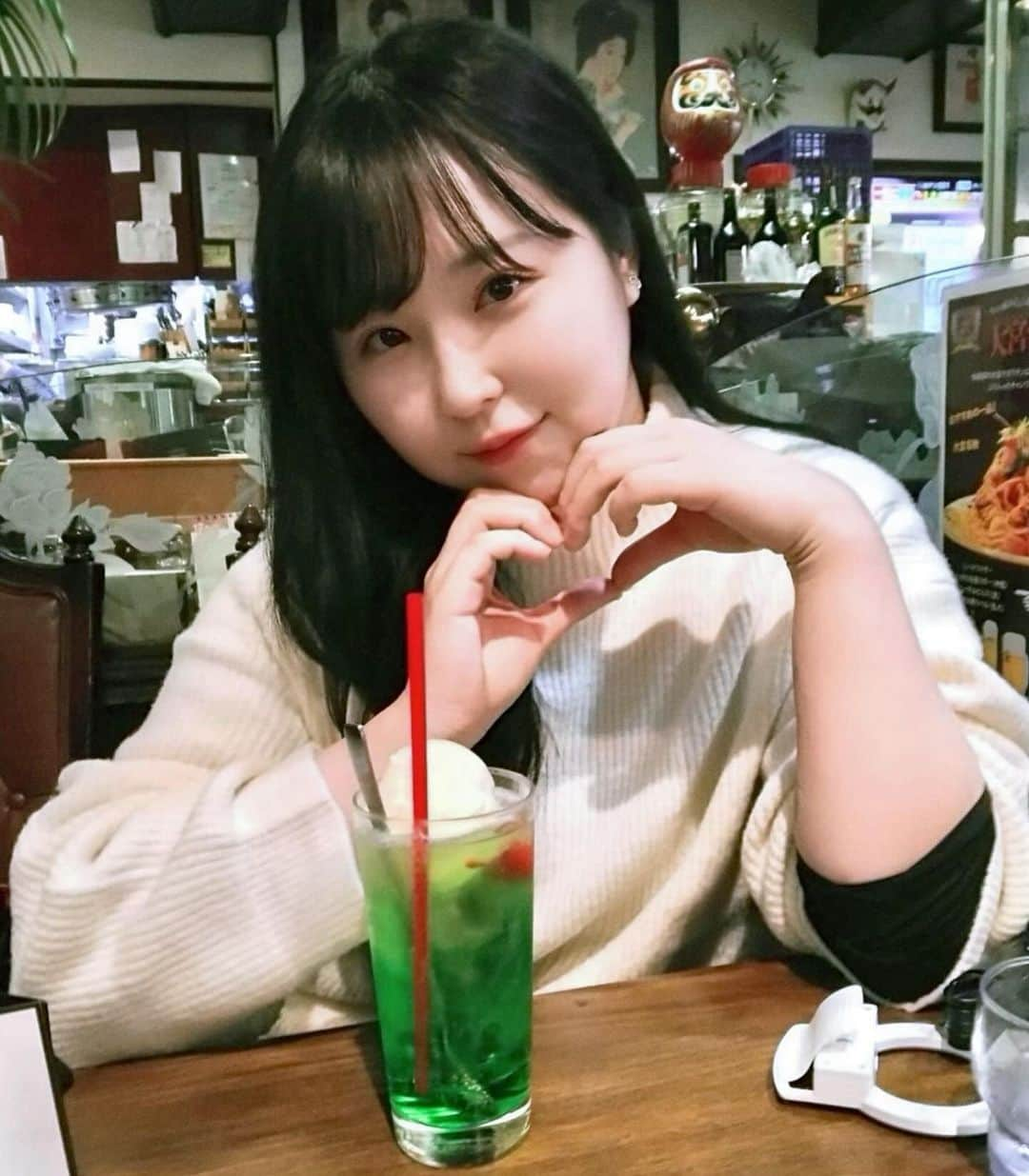 上田ミルキィのインスタグラム：「えもーしょなる🍒☕️」