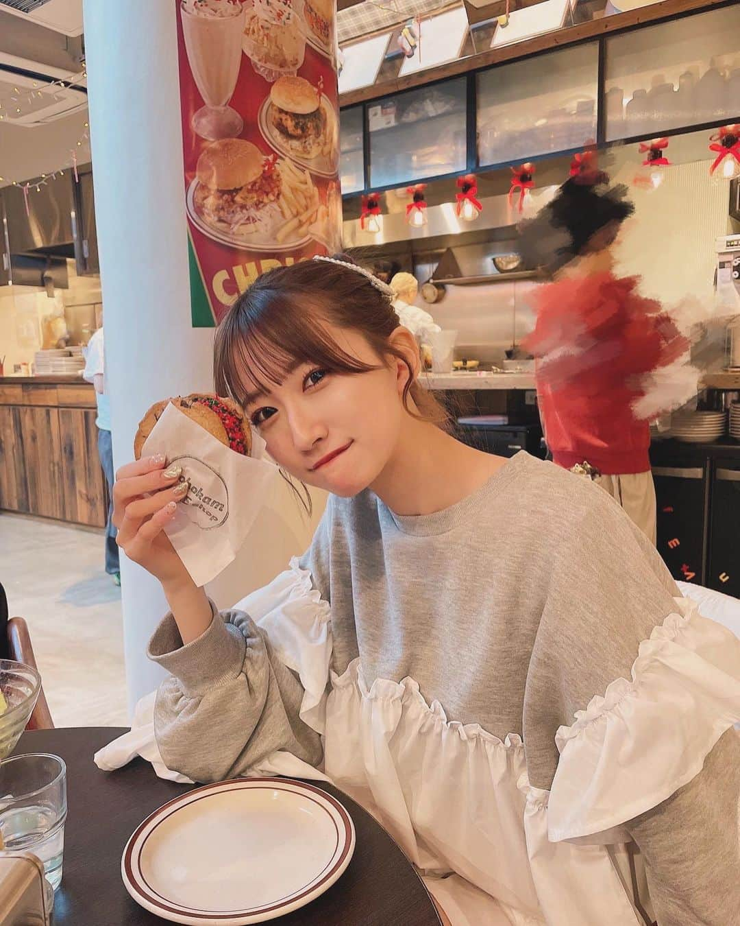 葵井るきさんのインスタグラム写真 - (葵井るきInstagram)「ハンバーガーじゃないよ クッキーサンドアイスだよ🍪🍨  クリスマス限定のクッキーサンド可愛すぎるし 美味しすぎてびっくりしちゃった、、🎅🏻🌲 ここ来るの2回目だったんだけど、 店内がクリスマス仕様になってて可愛すぎた♡ 気になるメニュー多すぎたから絶対また行く🪄🪄  #hohokamdiner #原宿カフェ #原宿ランチ #表参道カフェ #原宿カフェ #クッキーサンドアイス #ベージュコーデ #メリジェニ #merryjenny #ootd  #followme #instalike #instagood #fashion #ootd #instagood #instalike #followme #code #cafe」12月12日 22時51分 - ruuki_gram_