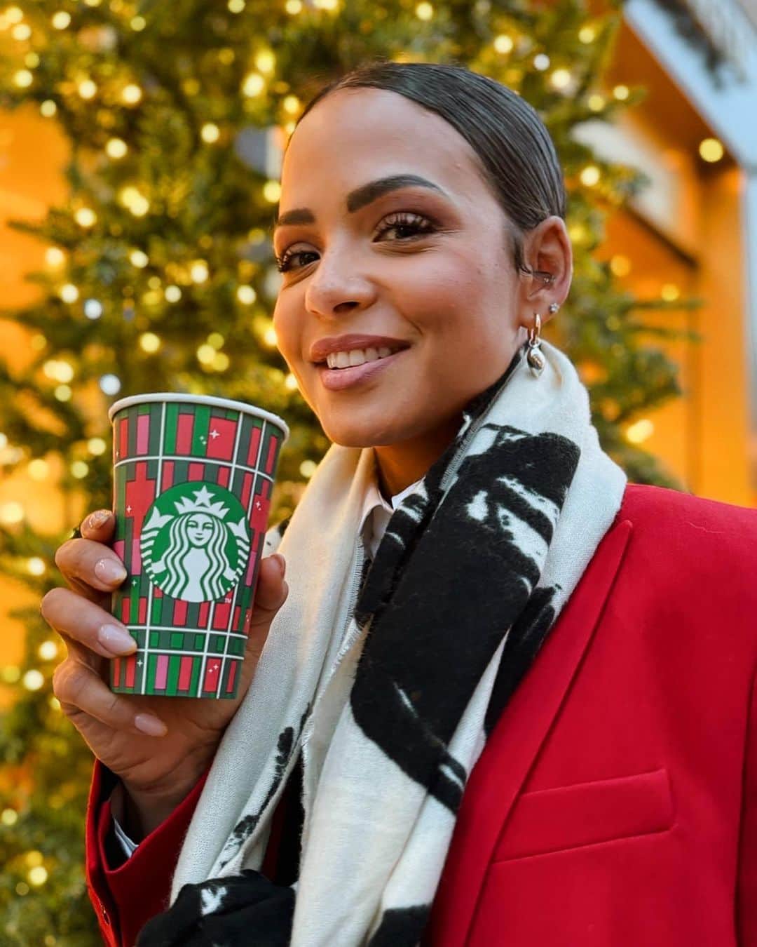 クリスティーナ・ミリアンのインスタグラム：「#ad My family is all about decorating for the holidays. 🌟🎄🏠✨ That’s why I’m so excited to team up with @Starbucks to celebrate Cheermakers - those whose holiday decorations brighten their neighborhoods with joy. Starting Thursday, 12/14 at 9am EST, submit a photo of your festive home and how you spread cheer. Link in bio for details and rules.」