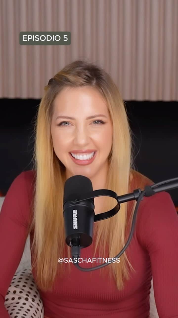 Sascha Barbozaのインスタグラム：「Un pequeño fragmento del nuevo episodio de mi podcast! Desmintiendo mitos y aclarando conceptos erróneos en el Fitness! El mal uso de la palabra tonificación, el asumir de que todos los químicos son malos; asociar el uso de los químicos con algo negativo, porque eso es erróneo, porque no me gustan las dietas de desintoxicación entre otras cosas! el link para mi Podcast está aquí en mi perfil」