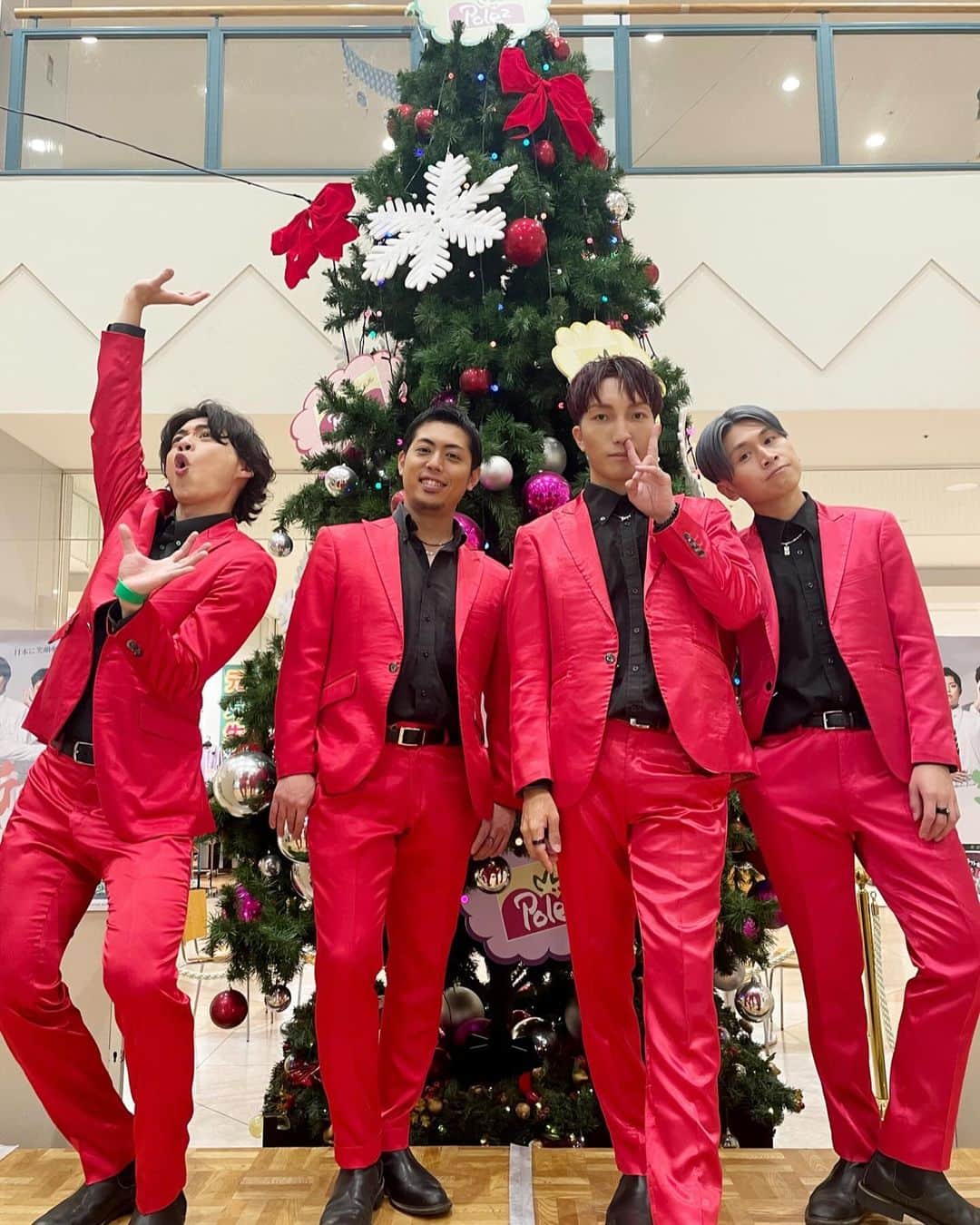 斬波さんのインスタグラム写真 - (斬波Instagram)「12/12本日は笠間ポレポレにて、「火曜の歌謡祭Vol.68」でした🌊 大きなクリスマスツリーの前でパシャリ🎄 2023年最後のポレポレ、今年も大変お世話になりました！ 次回の開催は2024年2月13日開催予定です🗓️ 来年もポレポレにてお待ちしております！  そして、皆様の温かいご声援沢山届きました🗣️✨ 15日開催のワンマンライブに繋げていきます!!!  本日はご来場いただき、ありがとうございました！ #斬波 #zanpa」12月12日 22時57分 - zanpa_blog