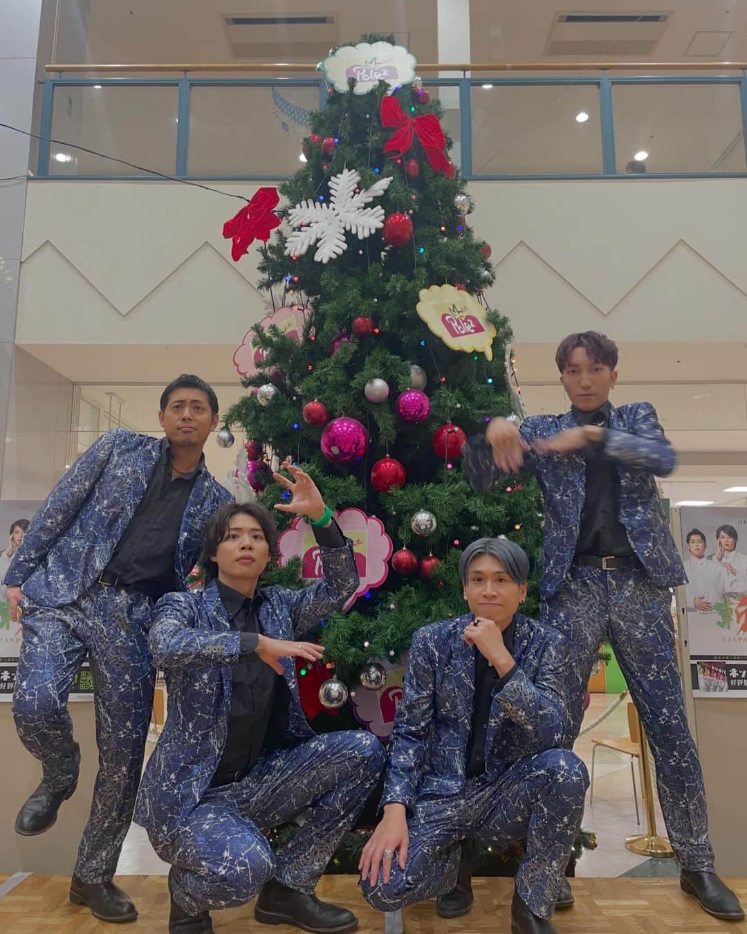 斬波さんのインスタグラム写真 - (斬波Instagram)「12/12本日は笠間ポレポレにて、「火曜の歌謡祭Vol.68」でした🌊 大きなクリスマスツリーの前でパシャリ🎄 2023年最後のポレポレ、今年も大変お世話になりました！ 次回の開催は2024年2月13日開催予定です🗓️ 来年もポレポレにてお待ちしております！  そして、皆様の温かいご声援沢山届きました🗣️✨ 15日開催のワンマンライブに繋げていきます!!!  本日はご来場いただき、ありがとうございました！ #斬波 #zanpa」12月12日 22時57分 - zanpa_blog