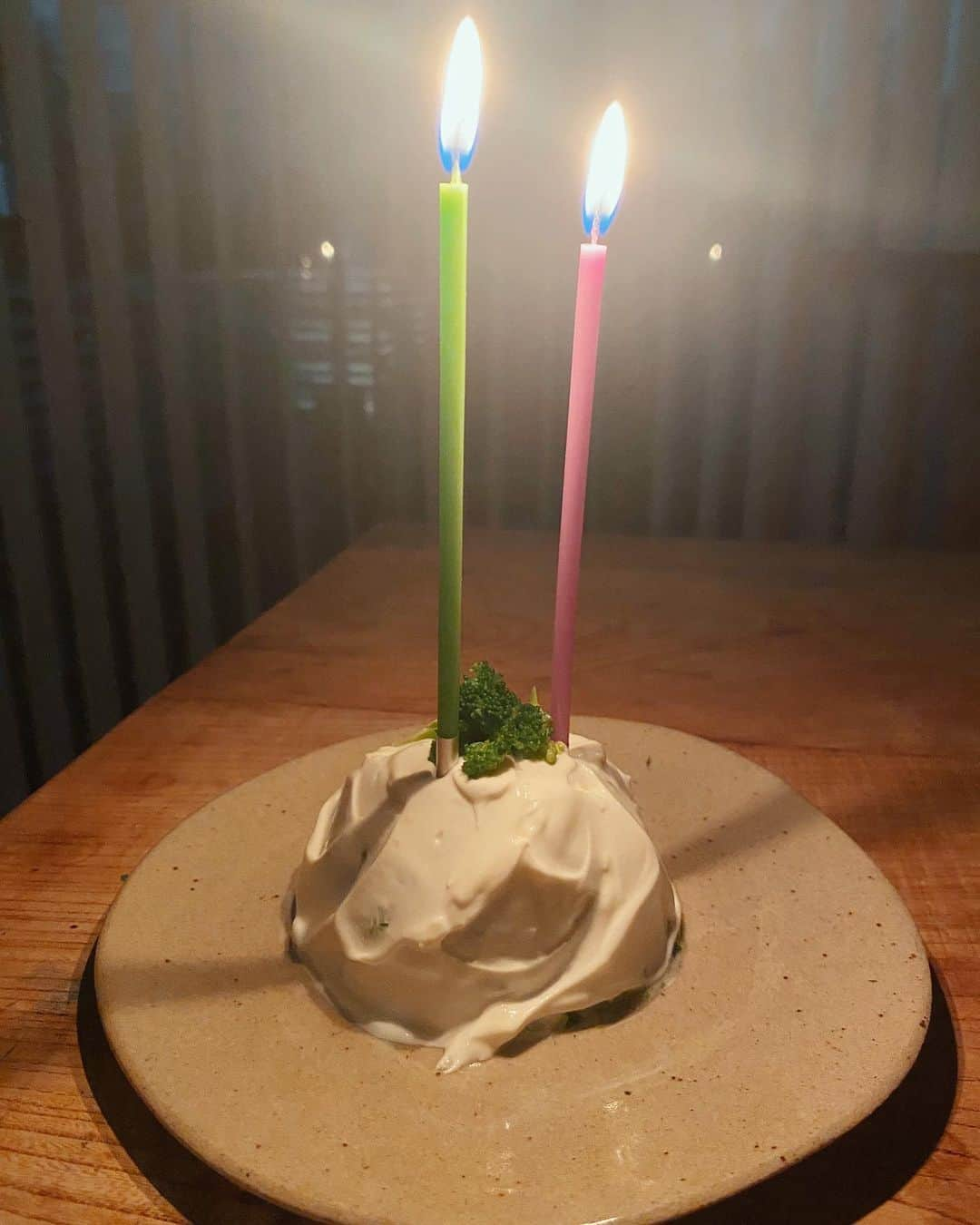 金子渚さんのインスタグラム写真 - (金子渚Instagram)「こっちゃん11歳の誕生日🎂  大好きな焼き芋とブロッコリーのケーキを作りお祝いしました🖤 だいぶ白くなって来ましたが毎日元気に過ごしてます✨いつまでも元気でいてね！  いつも丸刈りですが冬はふわふわな毛を伸ばして暖かくて気持ちよくてこっちゃんが枕元に来ると二度寝の恐ろしさと戦う日々です。」12月12日 22時58分 - nagisakaneko