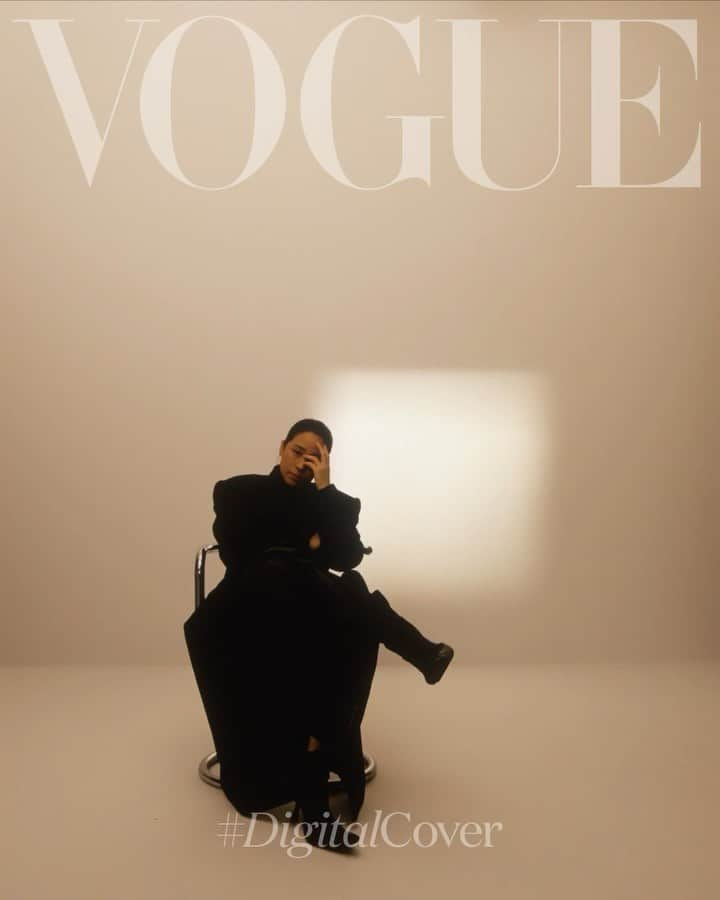 Vogue Taiwan Officialのインスタグラム：「#VogueECover 雲淡風輕地聊著自己一路心情的轉折，林嘉欣坦然面對自己的每一個選 擇，她說因為你知道這都是你的選擇，於是不會有情緒起伏，不會憤怒、悲傷，不會焦 慮、不安，不會失望，甚至不會在乎別人怎麼評斷自己，「因為我知道在我裡面最本質的 那個林嘉欣是善良的，是值得被呵護欣賞的，是不需要依附於別人，而可以自己對自己 好的，我相信她，相信林嘉欣。」  「相信」是一種體悟，同時是一份自信。常常她會對兩個女兒說，想做什麼就去做，不要 害怕嘗試，有一天妳們要追尋自己想要的世界時就去，不要擔心媽媽，也不需要帶著任 何恐懼，因為世界等著妳們去探索。  [註] 圖中為拍攝道具，吸菸有害健康，未成年請勿吸菸。  看更多獨家精彩專訪內容，請點🔗 @voguetaiwan 首頁連結   Talent: 林嘉欣Karena Lam @karenalamkayan    APAC Editorial Director: Leslie Sun @sunles Project managing director: Amber Lo @yenchenlolo Managing editor: Emma Huang @emmahuang1030 Photographer: Kuo Huan Kao @kuohuankao Art Direction & Stylist: Quenti Lu @quentiliu Art Production: Weiting Hung @jats1120 Art picies: Hao Jhe Liao haojheliao Gaffer: Dahow Wang, Wang Zeng, Zeke Lin Styling Assistant: Poga Lin, Meng Jung Lee Video Director: Luke Lee @lukeli19 Executive director: Ian Lin @xupp6 Video Assistant: Rcky Wu @rckywu Gaffer: Alex Wang @alexwang_0212 Video Editor: Luke Lee, Ian Lin Interview: Ariel Hsu Makeup: Will Wong @wi11wongofficial Hair: Kristy Cheng @kristywailing Fashion: Balenciaga @balenciaga  #林嘉欣 #KarenaLam #vogueceleb」