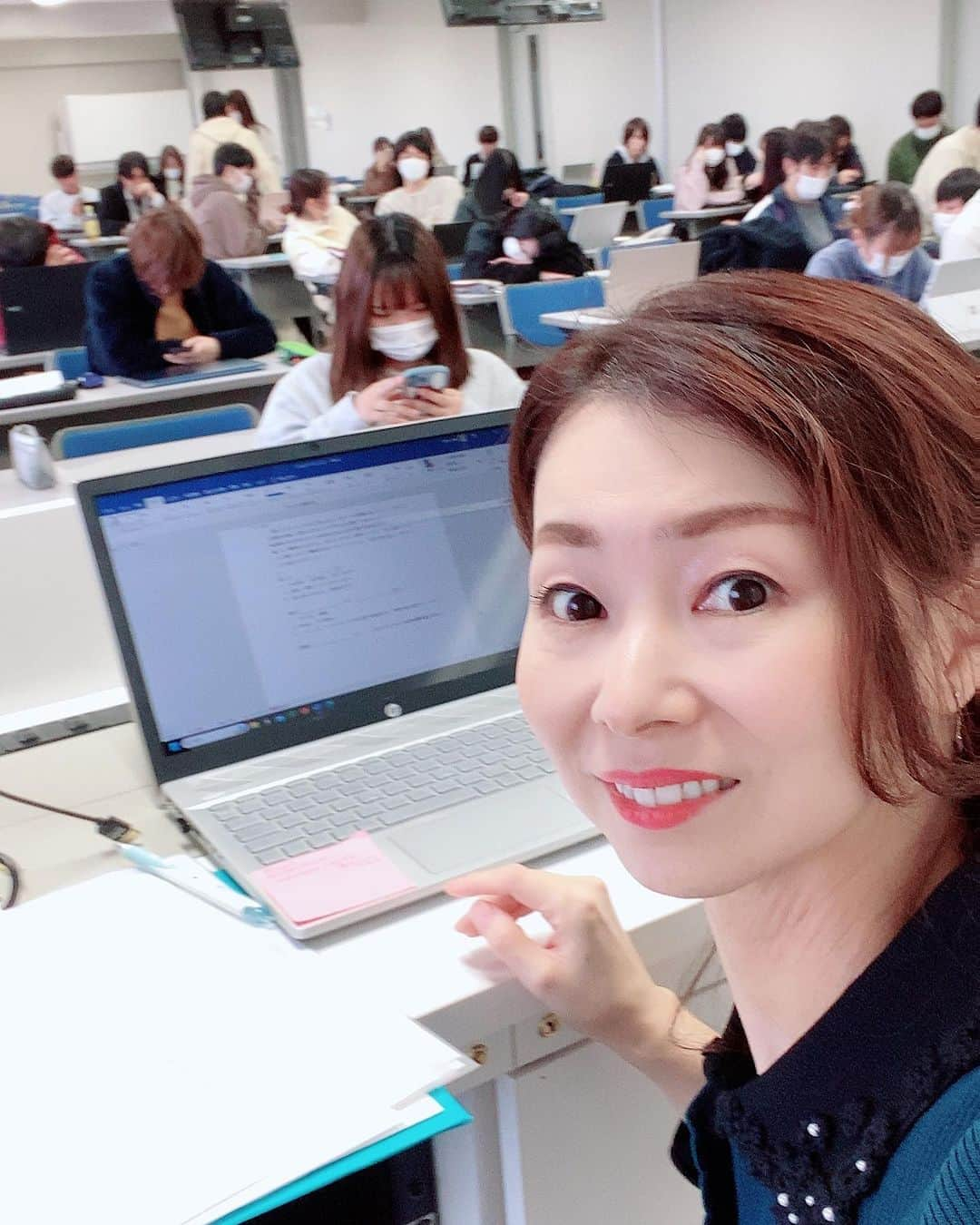 荒生暁子さんのインスタグラム写真 - (荒生暁子Instagram)「大学非常勤 後期の講義が始まりました。 東広島まで 片道1時間のドライブ通勤  1日2コマ 90分✖️2  私の失敗談や テレビの裏話を織り交ぜつつ 自作の資料を見せて マナーやコミュニケーションの 講義です。  今年は完全 ペーパーレス化に対応。 学生はパソコンやタブレットで 講義を受けていて メモを取る感じがありません。 昭和のアナログおばちゃんは ペンを持たない若者に ジェネレーションギャップを 感じるのです。  「ここ大事！メモして！」というと カチャカチャタイピング。 素直なのはかわいいし タイピングも驚く早さ！ ただその 所作に慣れないのです。  翌週、教室がわからなくて 迷子になるので 教室番号を写メっておくのも おばちゃんならでは。  時代の変化 自分の劣化 すごい早さです。  #大学非常勤 #昭和女」12月12日 23時11分 - akikoarao0904