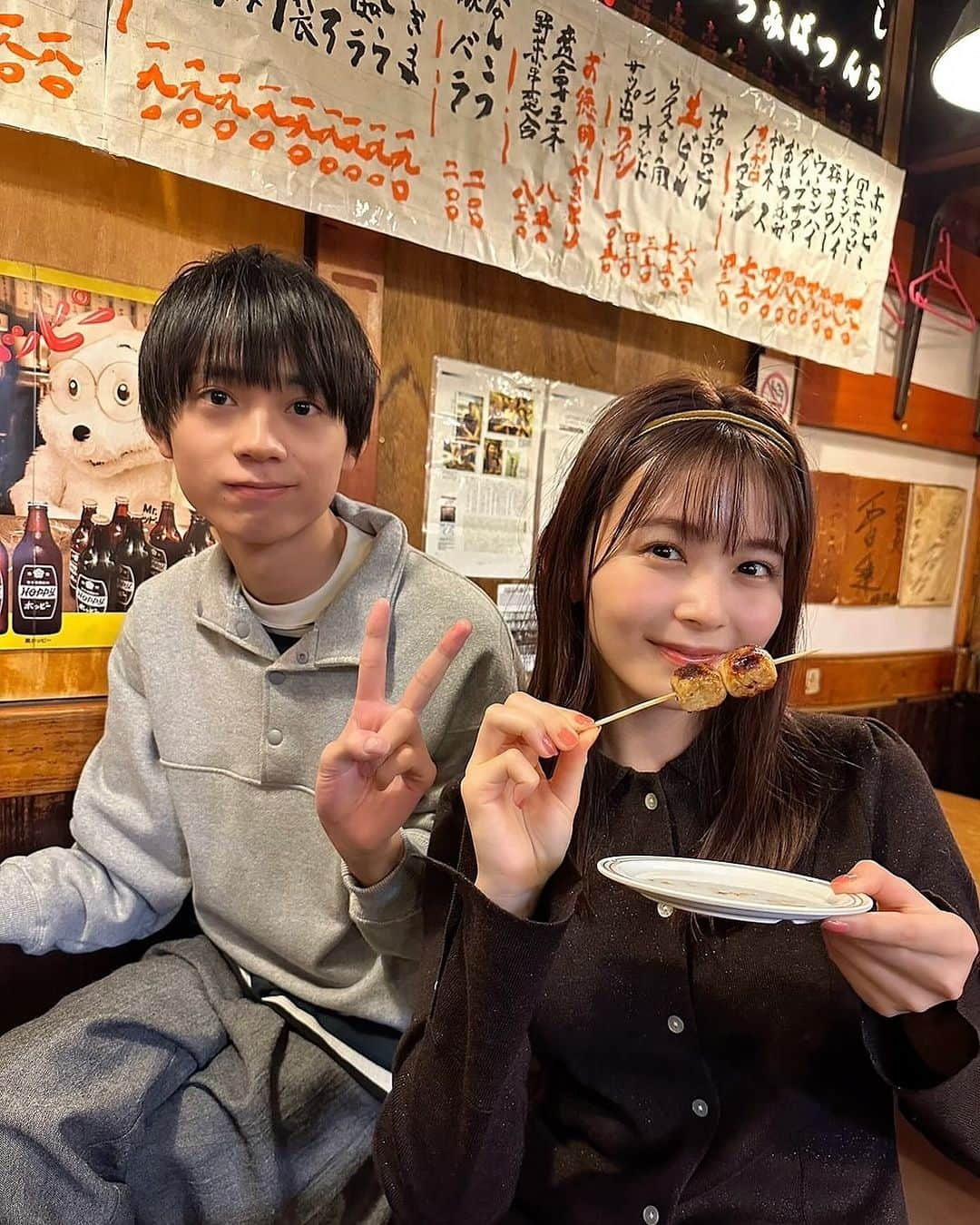 non-noのインスタグラム：「' #水沢林太郎 × #久間田琳加 の"りんりん"コンビによる、ノンノ1・2月合併号の着回し企画はもうチェックしていただけましたか🔔？  林太郎くんはメンズノンノ、りんくまはノンノの新米編集者になりきって、仕事に恋に奮闘するドタバタ胸キュンストーリー💘 この写真は「同期飲み」シーンのオフショだよ🤭🍻  雑誌編集のお仕事もかなりリアルに解説しているので、可愛いファッション&2人の恋の行方とあわせてチェックしてね🎄💫  @rintaro_mizusawa_official @rinka_kumada0223  #ノンノ #メンズノンノ #ノンノモデル #メンズノンノモデル #メンノン #nonno #nonno_magazine #マイセカンドアオハル #マイハル #夜が明けたらいちばんに君に会いにいく #夜きみ #居酒屋デート #焼鳥」