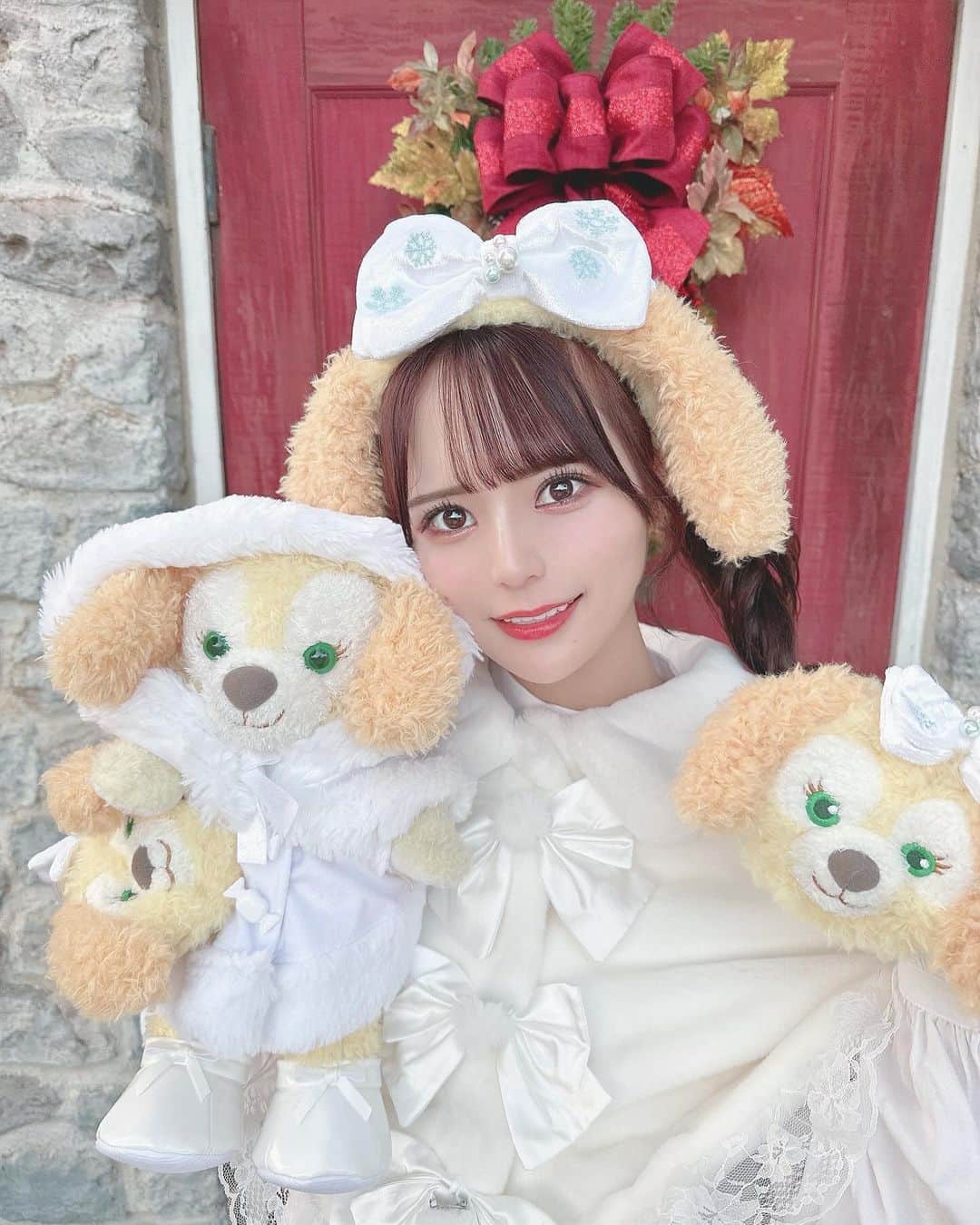 桜井ひかるのインスタグラム：「かなり前だけどクッキーアンコーデしたよ꒰⑅ᐢ. ̫.ᐢ꒱ 4枚目のオーナメントにひかるたち反射してるね🫢  #ankrouge #アンクルージュ#ケープ#ケープコート#fashion#ディズニー#ディズニーシー #disney#disneysea #ディズニーコーデ#クリスマス#クリスマスディズニー」