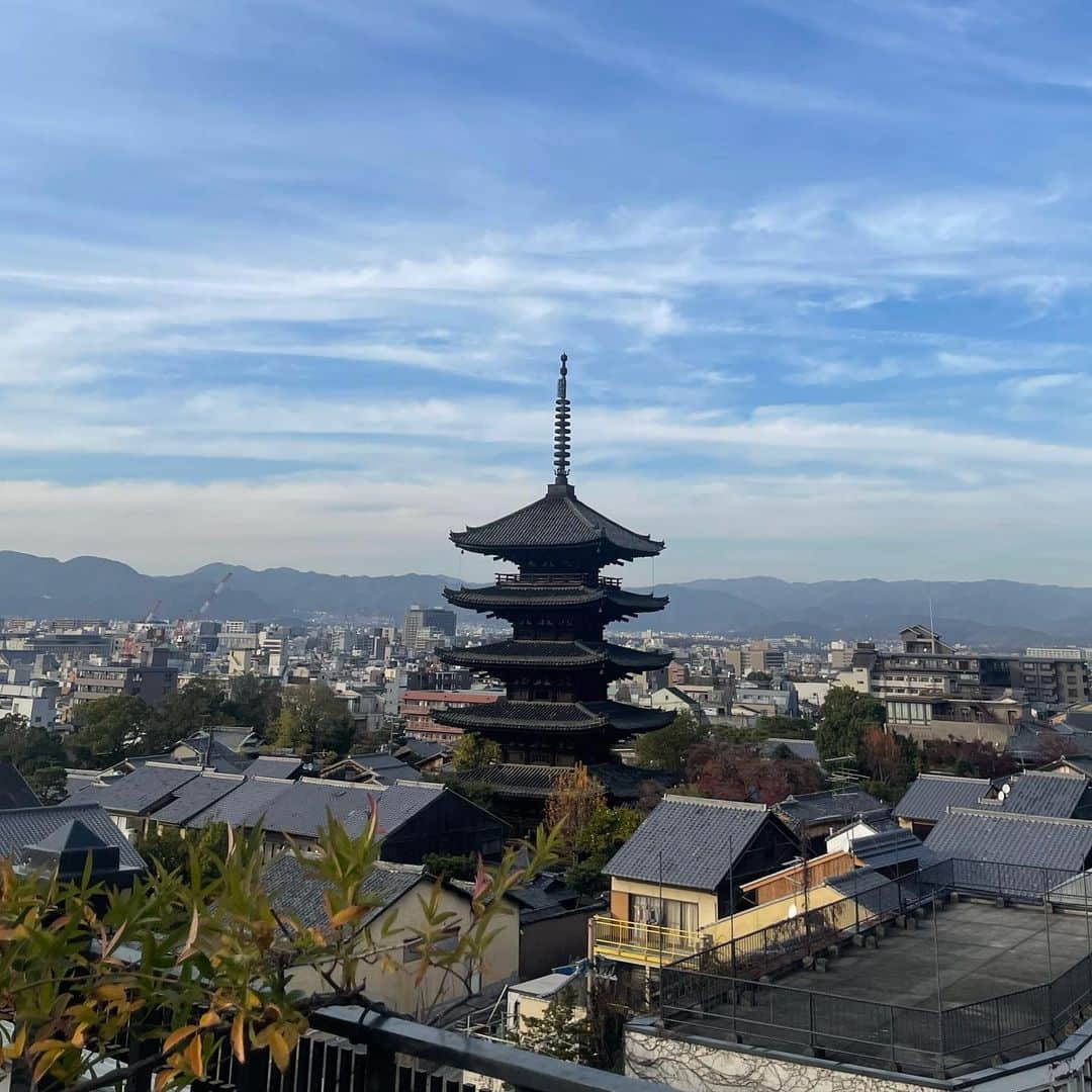渡辺梨夏子さんのインスタグラム写真 - (渡辺梨夏子Instagram)「毎年恒例になりつつあるイベントツアー⛩ 母のクラフトイベントのお手伝いで京都にふらり。12月半ばとは思えない暖かさで、行ってみたかったルーフトップバーで絶景アペロタイムを過ごしたり🍸✨最後には家族大集合していて、あれもう年末？という気分になりかけたけど、今年もあと少し頑張るぞ〜👩‍🍳👩‍🍳👩‍🍳  #週末記録#めも#たびめも #京都#京都さんぽ#京都グルメ」12月12日 23時21分 - riiiico462