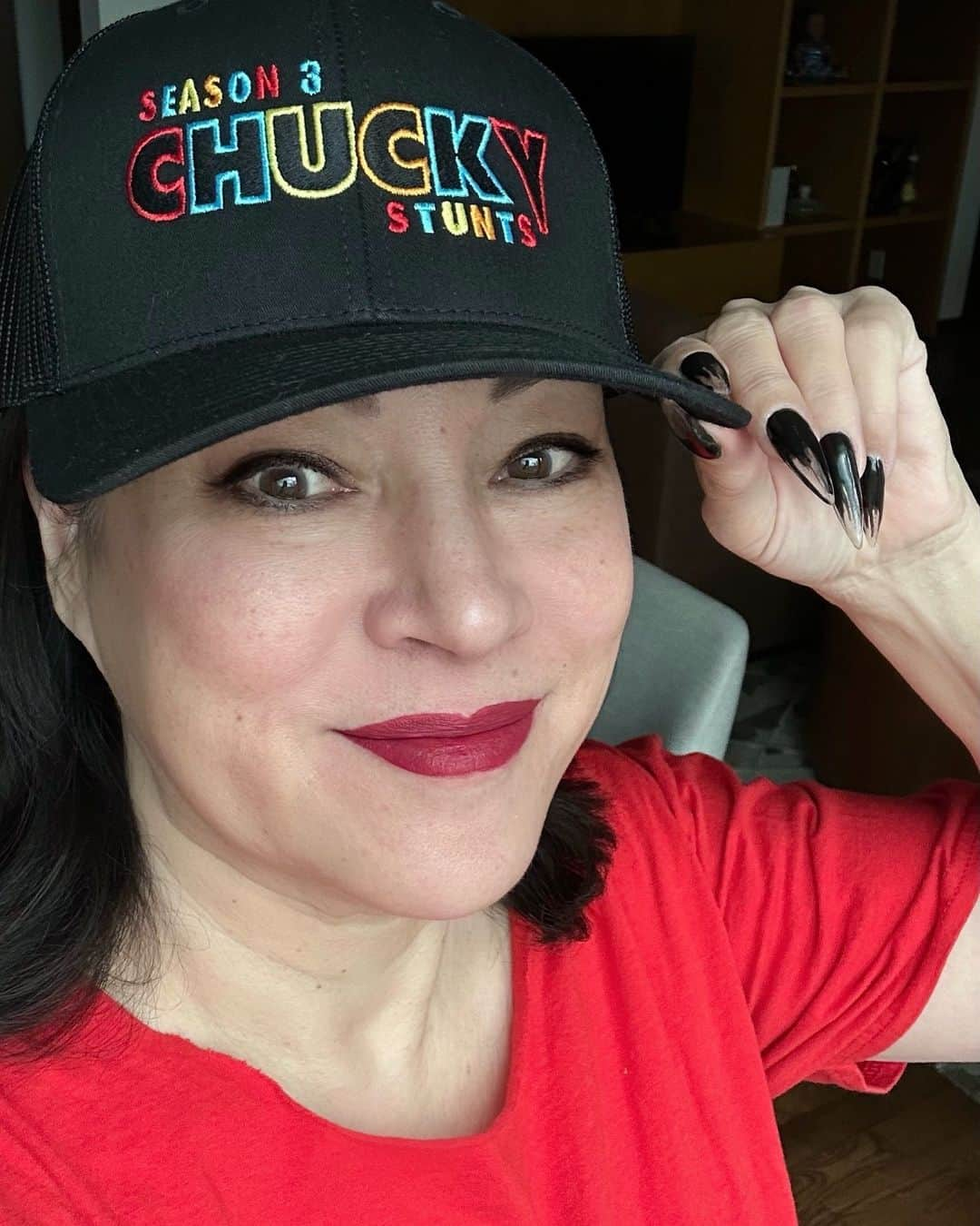 ジェニファー・ティリーのインスタグラム：「Thanks to the stunt department for this supercool Chucky hat! I love it! ❤️  #chuckyseason3 #chuckyseries #chuckytvseries #chucky2023 #Chucky」