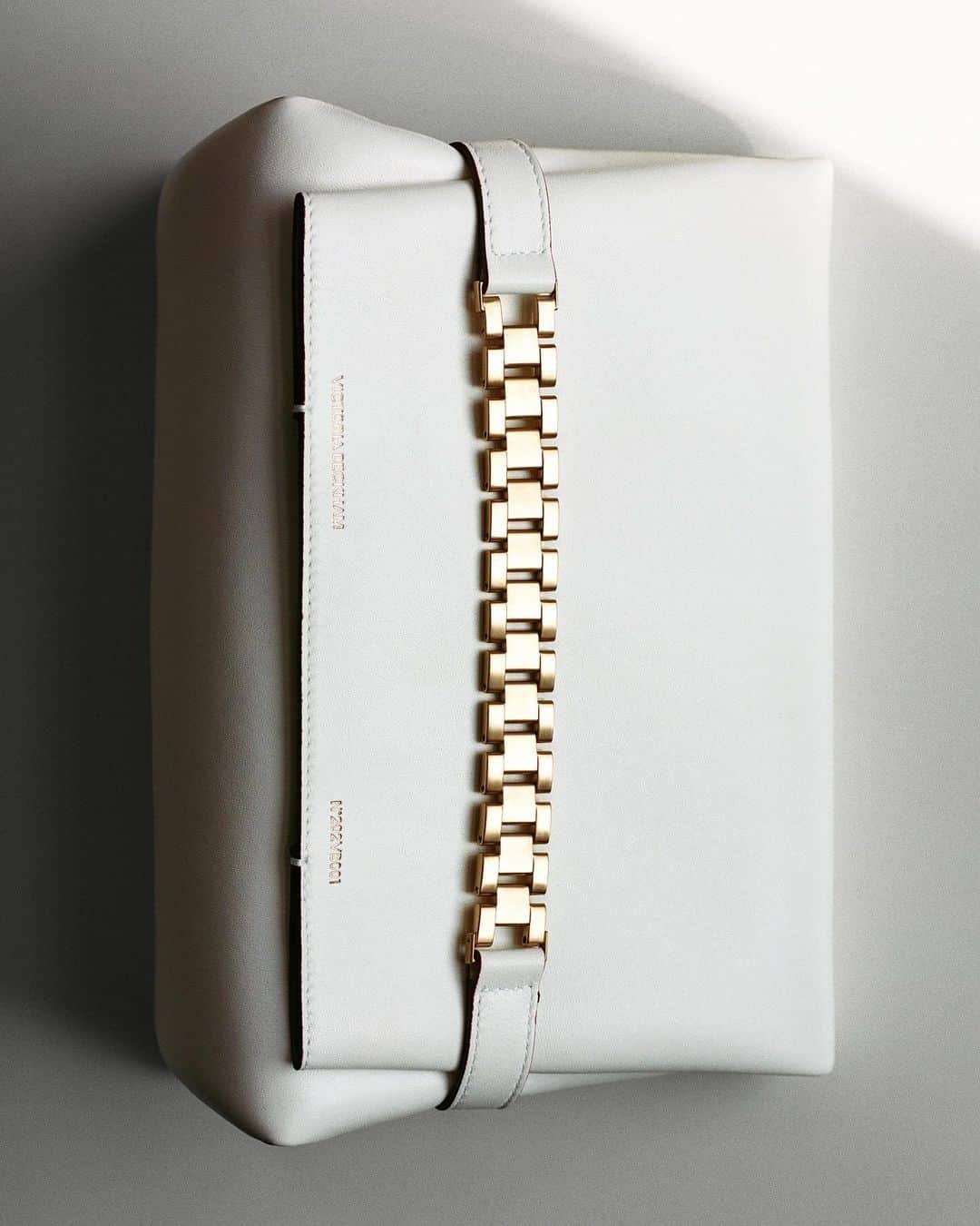 ヴィクトリアベッカムのインスタグラム：「Tactile Nappa leather gives the #VBChain a buttersoft quality, revived in white for a seasonal update.   Available now at VictoriaBeckham.com and at 36 Dover Street.」