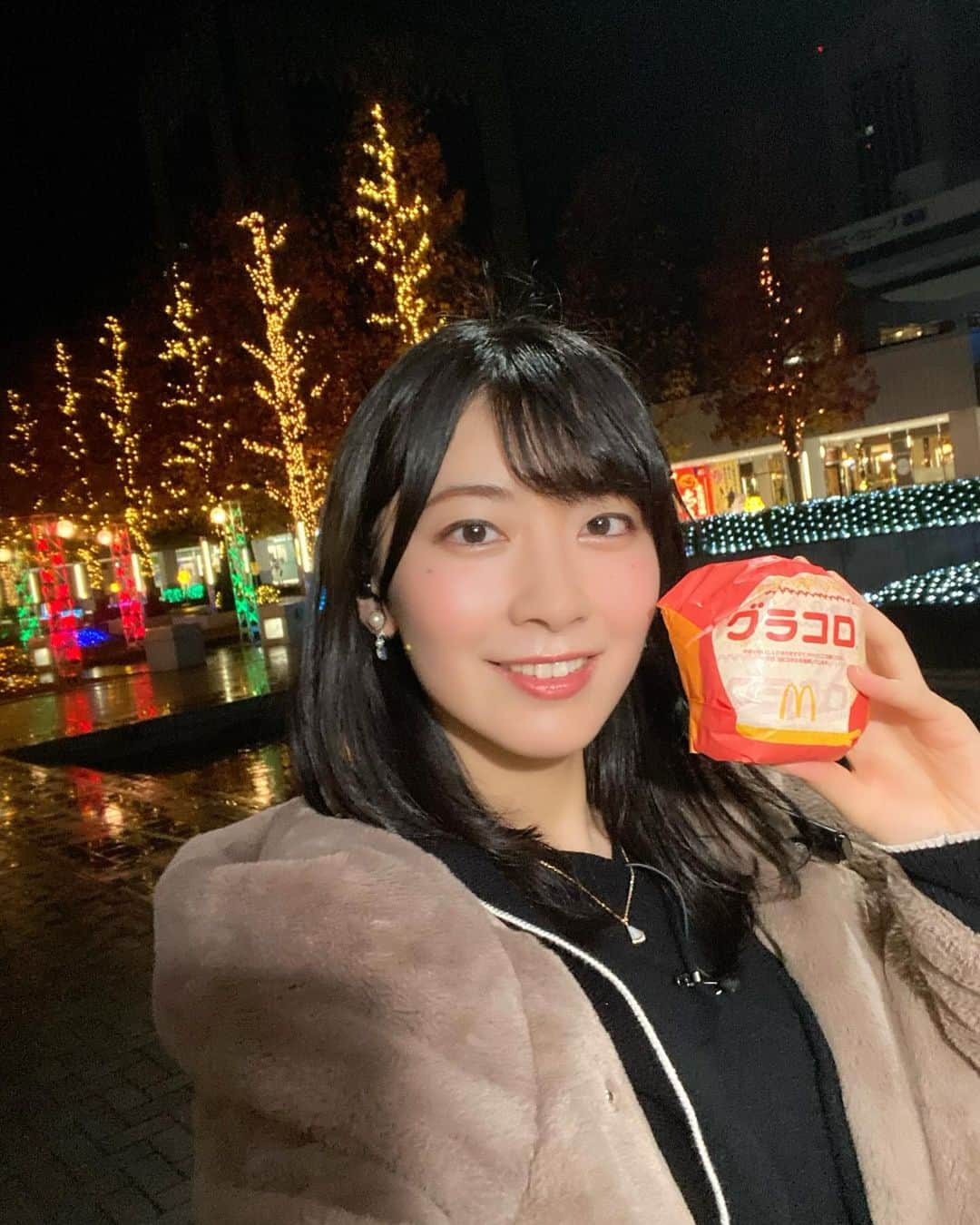 檜山沙耶さんのインスタグラム写真 - (檜山沙耶Instagram)「幕張イルミ中継へ。 雨が途中から本格的に降ってきましたが、寒空にイルミネーションが映えていました。この後グラコロは美味しくいただきました🍔うま檜山 皆様も暖かくしてお休みください(*´꒳`*)  #マクハリイルミ2324フォト #グラコロ」12月12日 23時37分 - sayahiyama