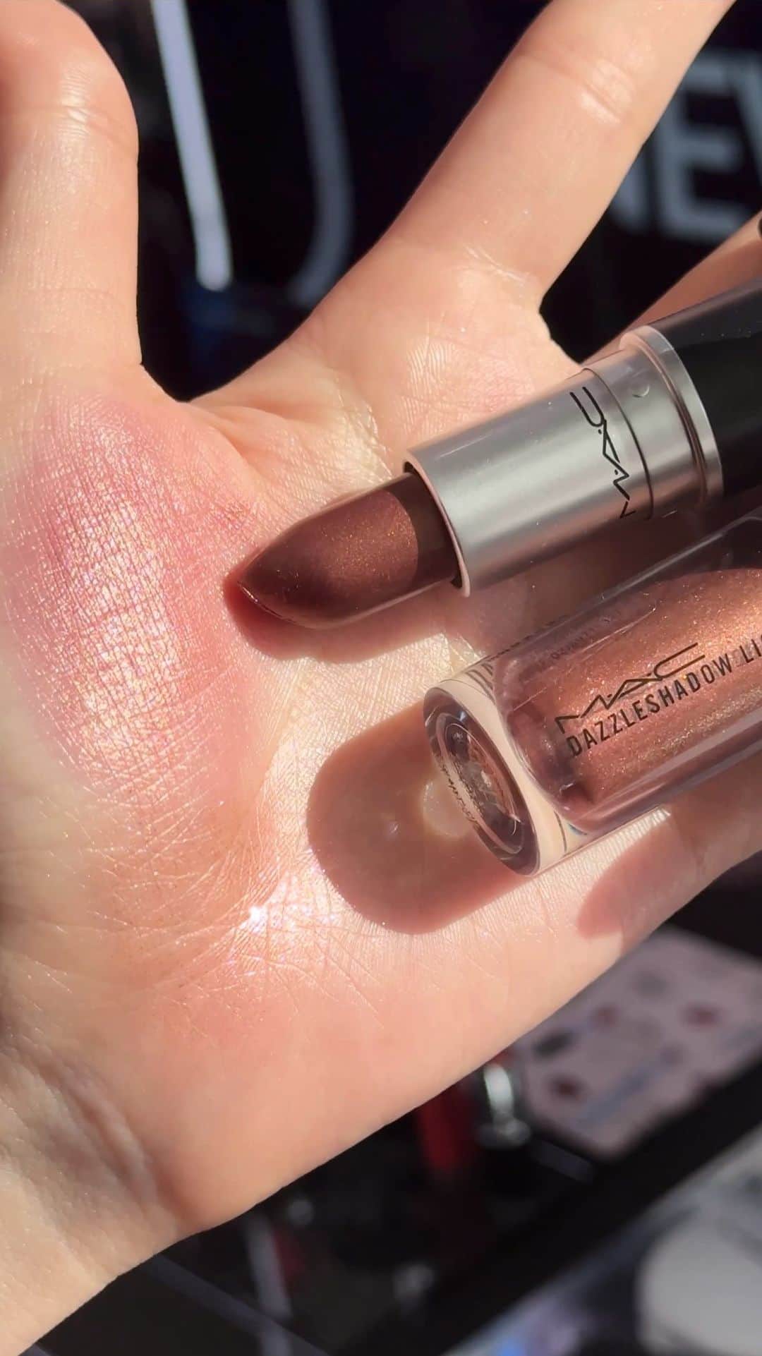 福長優のインスタグラム：「How to: Glitter lips trend muted plum brown makeup ❤︎  Used product ✨Frost Lipstick in "O" ✨Dazzleshadow Liquid in Rayon rays  #맥소속직원 #맥립스틱 #맥크리에이터  #maclipstick #glitterlips @MACCOSMETICS  @MACCOSMETICSKOREA」