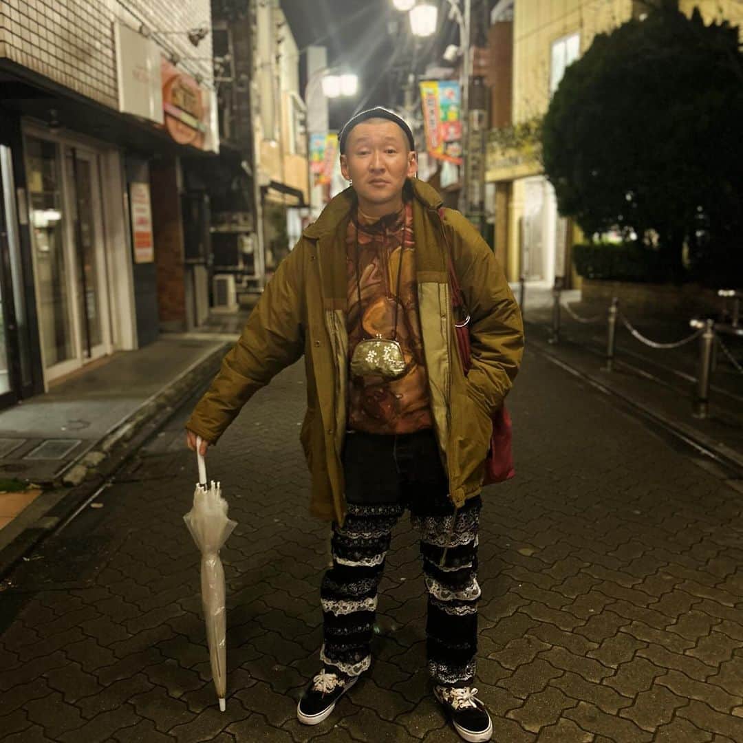 市川刺身さんのインスタグラム写真 - (市川刺身Instagram)「今日の服装。 雨の日。  柄がいい感じのフリースに黒BENZのコート。 はやとちりのレースデニム。 ROTOTOのニット帽に招き猫のvansに金のがま口とyorozuのバッグ。  渋谷まで道具をピックアップしに行ってウォンバット柳瀬くんと喫茶店行って帰りに撮ってもらいました。 柳瀬ありがとう。  #今日着た服 #ファッション #古着 #高円寺 #喫茶店」12月12日 23時35分 - soitsudoitsu