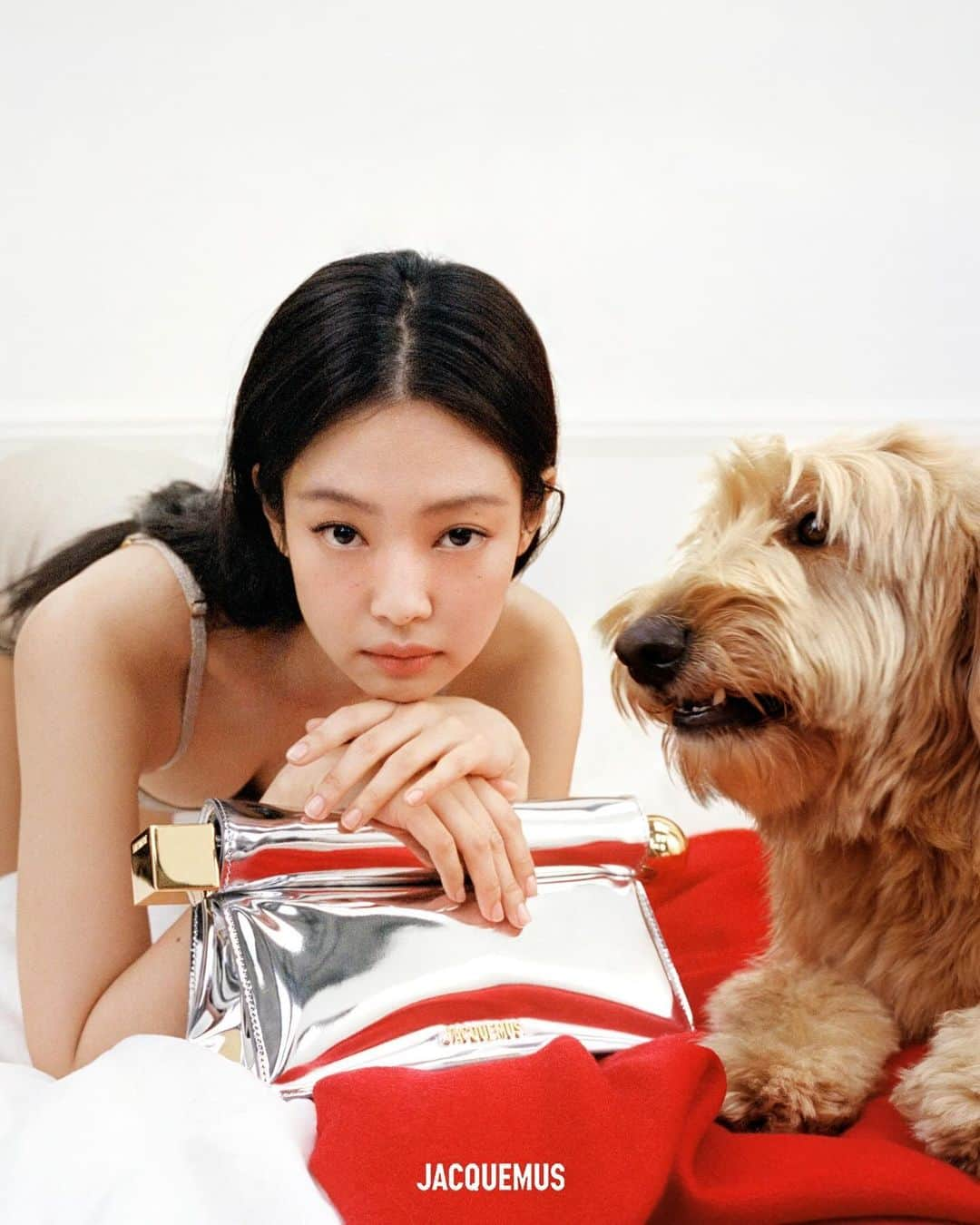 ジェニーさんのインスタグラム写真 - (ジェニーInstagram)「GUIRLANDE Holiday Campaign with @jacquemus 🎄🐕🎁 Love you Simon ❣️」12月12日 23時42分 - jennierubyjane