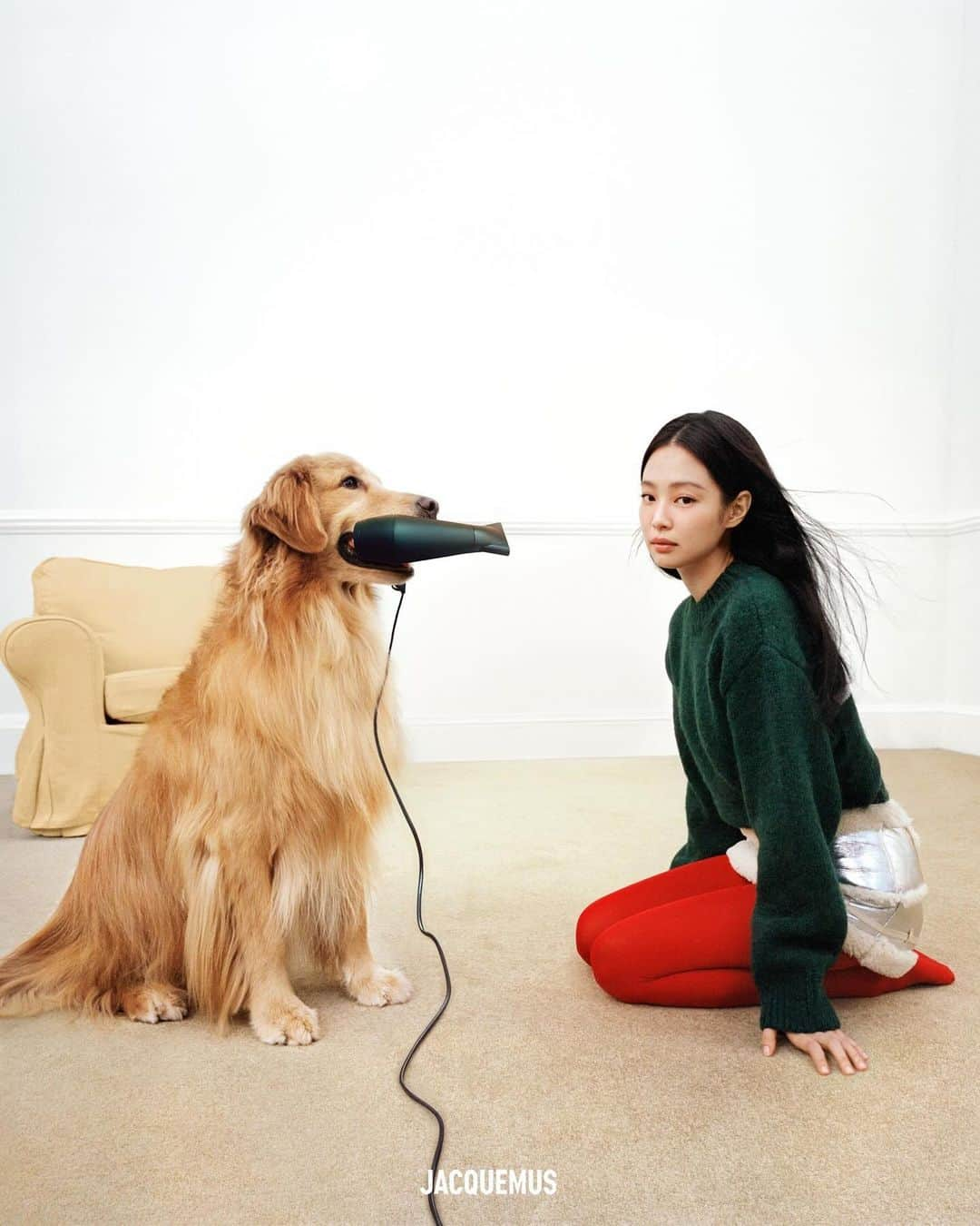 ジェニーさんのインスタグラム写真 - (ジェニーInstagram)「GUIRLANDE Holiday Campaign with @jacquemus 🎄🐕🎁 Love you Simon ❣️」12月12日 23時42分 - jennierubyjane