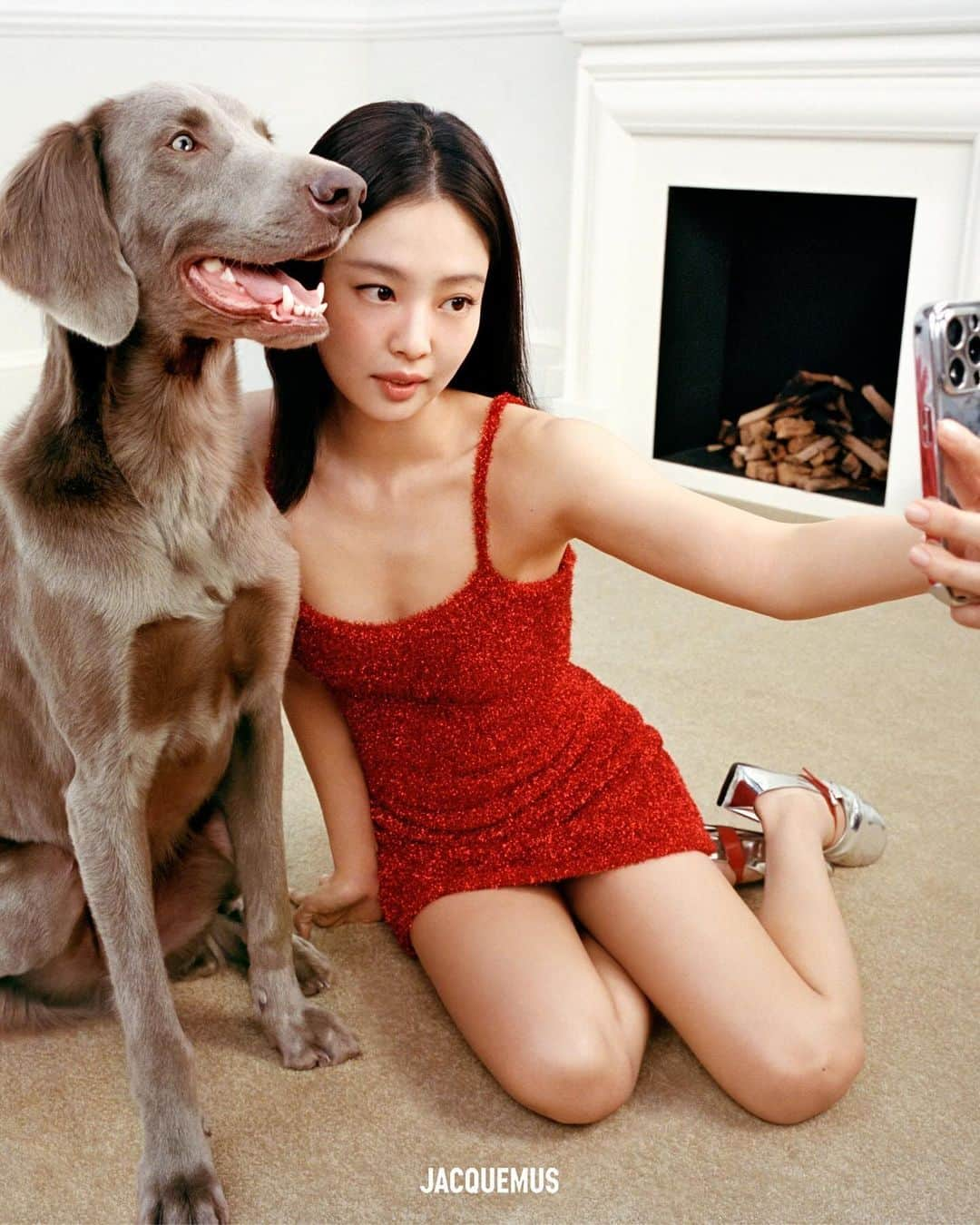 ジェニーさんのインスタグラム写真 - (ジェニーInstagram)「GUIRLANDE Holiday Campaign with @jacquemus 🎄🐕🎁 Love you Simon ❣️」12月12日 23時42分 - jennierubyjane