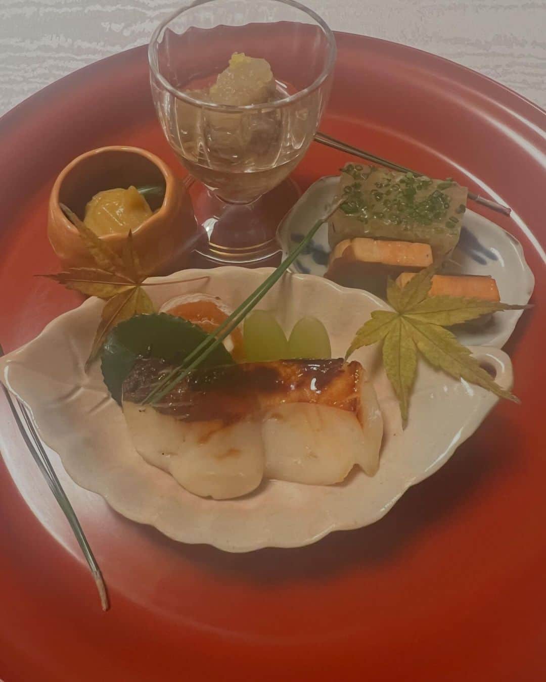 一木美里さんのインスタグラム写真 - (一木美里Instagram)「美しくて美味しいお食事をいただきました🍁新月の夜の紅葉、静かに降る雨までとても綺麗だった✨久しぶりの京都、またすぐ来たくなりました♡ @shimogamosaryo_official   Visited #Shimogamosaryo :)Beautiful and delicious Japanese food,shining leaves with raindrops on a new moon night🌑🍁✨  교토의 요정에서 아버지들과 식사✨아름답고 맛있는 가이세키 요리❤︎ 비와 단풍이 아름다워요...✨  #下鴨茶寮#京都下鴨茶寮#kyoto#japanesefood#교토맛집#교토#시모가모사료」12月12日 23時42分 - misato_ichiki