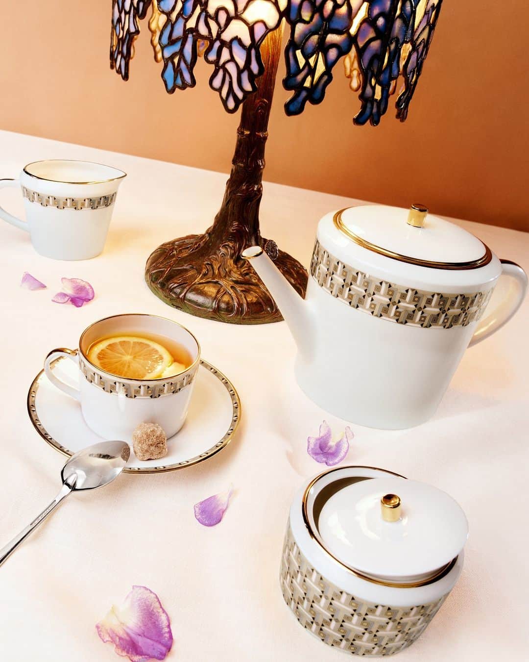 ティファニーのインスタグラム：「Teatime is reimagined with new Tiffany T True designs for the home. Crafted from Limoges porcelain, this set features our geometric House motif with a hand-painted gold rim. #TiffanyT #TiffanyAndCo」