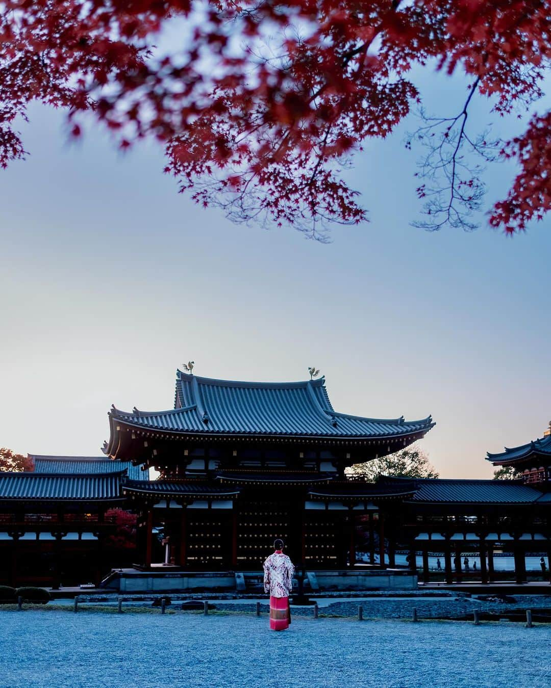 shabonのインスタグラム：「* . . . . . 修学旅行ぶり(?)の平等院鳳凰堂。 美しい場所でした🥹✨ . model : @rk19_photo . . FUJIFILM X-T5 /  XF23mm F1.4 R . FUJIFILM GFX50S II /  GF45mm F2.8 R WR . . . . . . *  #tokyocameraclub #東京カメラ部 #hellofrom #raw_japan #visitjapanjp  #そうだ京都行こう #京都 #kyoto #平等院鳳凰堂 #京都観光 #京都旅行   #着物 #着物コーデ #和装  #みんすと紅葉祭 #アドビちいさい秋みつけた2023 #紅葉スポット #紅葉ポートレート #紅葉スポット」