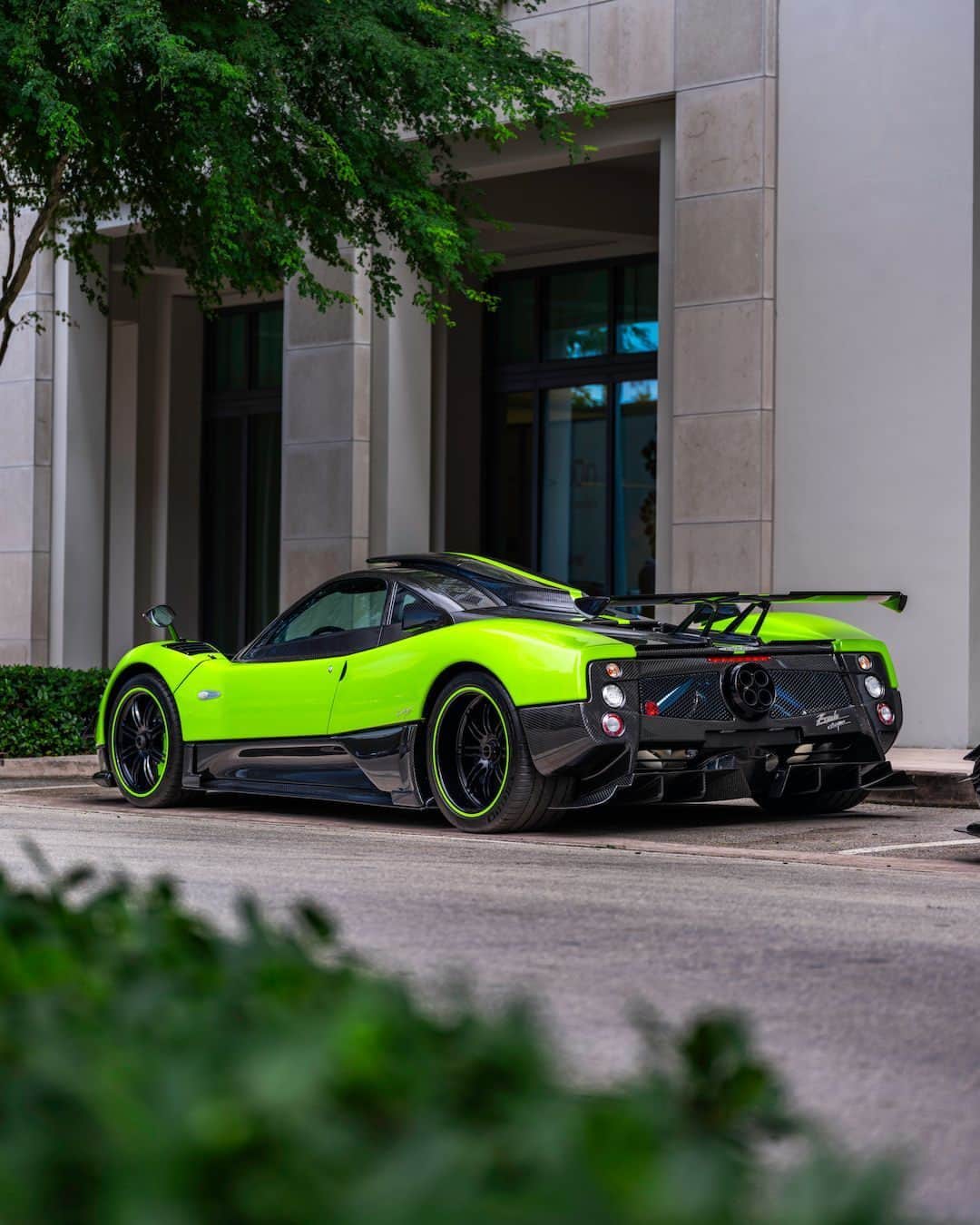 パガーニ・アウトモビリのインスタグラム：「«This is a special day for our family. We have been working in the Americas for a decade now, and it was time for them to have their own home» said Horacio Pagani during the opening ceremony of its new American Headquarters in Coral Gables, Florida, last Thursday.  «The most important things we have at Pagani are not the cars, but the people who believe in what we do, who live these moments with us. This is what gives us the energy to keep working with so much passion and love.»  Enjoy some pictures from the event!  #Pagani #PaganiAutomobili」