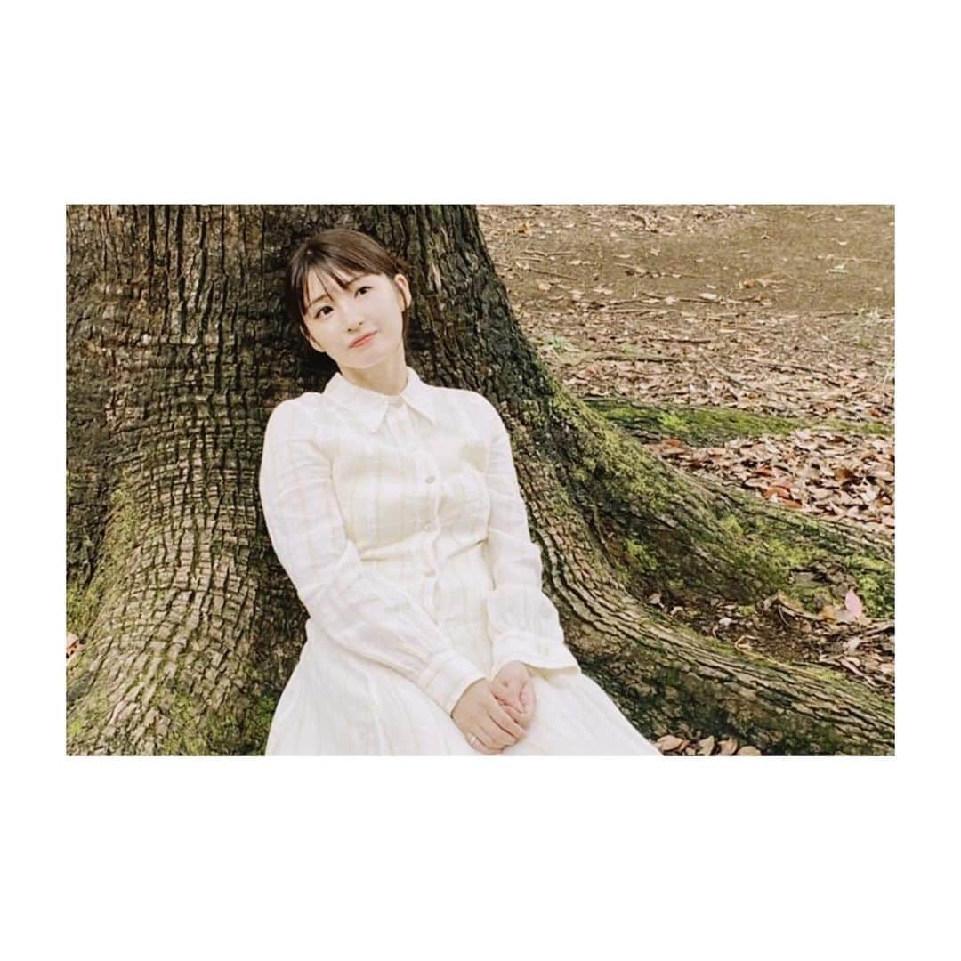 井上小百合さんのインスタグラム写真 - (井上小百合Instagram)「いよいよ、12/23開催のわたくしの イベントが近づいております 𓆸𓆸  その名も、『SYRUP祭2023』 ！！  自分はお芝居を主にさせていただいているのですが、 年に1回、応援してくださる方々に感謝を伝えれる 機会を設けたくて、この時ばかりは沢山の方に 協力していただき、自分たちだけのとっておきの 素敵な時間をつくろうと奮闘するのであります。  今年もその時がやってきました ！！！！    今年のテーマは、『Home party』𓀳𓀳𓀳 誕生日が近いこともあって、皆さんとアットホームな お誕生日会を共有できたら嬉しいなあ〜と 打ち合わせ諸々、準備がんばってます𓁨  そしてそして、今回は沢山の方々が協力してくださり、 グッズにもめちゃくちゃ力が入っております！！ 細かいデザインから、生地まで、こだわって つくりました〜〜！お楽しみに！！！    そして、イベントをリアルタイムで視聴できなくても、 年末年始に皆さんがゆっくり視聴できるように アーカイブ配信の期間を設定しています〜⠉̮⃝  お忙しい時期とは思いますが、 ぜひぜひ、チェックしてみてくださいꪔ̤̮‪ ෆෆ ̖́  写真はグッズにも使われている写真の オフショットです〜〜      #SYRUP祭2023 12月23日(土)18:00 オンライン  ◎チケット受付中 12/23(土)18:30まで ※アーカイブ配信チケット受付も23日までとなります  ◎アーカイブ配信 1/4(木)23:59まで視聴可能  ◎購入者全員にA6サイズポストカードプレゼント ◎募集企画受付中　12/17(日)23:59まで」12月13日 0時20分 - sayuri_inoue.official