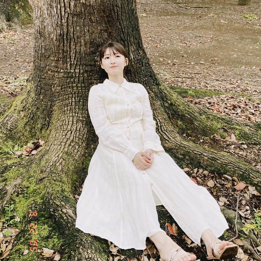 井上小百合さんのインスタグラム写真 - (井上小百合Instagram)「いよいよ、12/23開催のわたくしの イベントが近づいております 𓆸𓆸  その名も、『SYRUP祭2023』 ！！  自分はお芝居を主にさせていただいているのですが、 年に1回、応援してくださる方々に感謝を伝えれる 機会を設けたくて、この時ばかりは沢山の方に 協力していただき、自分たちだけのとっておきの 素敵な時間をつくろうと奮闘するのであります。  今年もその時がやってきました ！！！！    今年のテーマは、『Home party』𓀳𓀳𓀳 誕生日が近いこともあって、皆さんとアットホームな お誕生日会を共有できたら嬉しいなあ〜と 打ち合わせ諸々、準備がんばってます𓁨  そしてそして、今回は沢山の方々が協力してくださり、 グッズにもめちゃくちゃ力が入っております！！ 細かいデザインから、生地まで、こだわって つくりました〜〜！お楽しみに！！！    そして、イベントをリアルタイムで視聴できなくても、 年末年始に皆さんがゆっくり視聴できるように アーカイブ配信の期間を設定しています〜⠉̮⃝  お忙しい時期とは思いますが、 ぜひぜひ、チェックしてみてくださいꪔ̤̮‪ ෆෆ ̖́  写真はグッズにも使われている写真の オフショットです〜〜      #SYRUP祭2023 12月23日(土)18:00 オンライン  ◎チケット受付中 12/23(土)18:30まで ※アーカイブ配信チケット受付も23日までとなります  ◎アーカイブ配信 1/4(木)23:59まで視聴可能  ◎購入者全員にA6サイズポストカードプレゼント ◎募集企画受付中　12/17(日)23:59まで」12月13日 0時20分 - sayuri_inoue.official