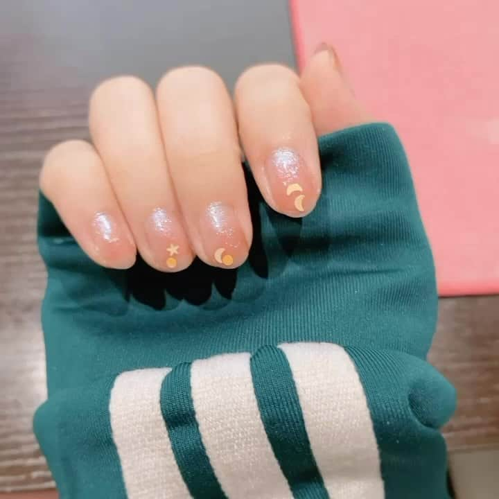 樱群のインスタグラム：「I made some Christmas nails🎄」