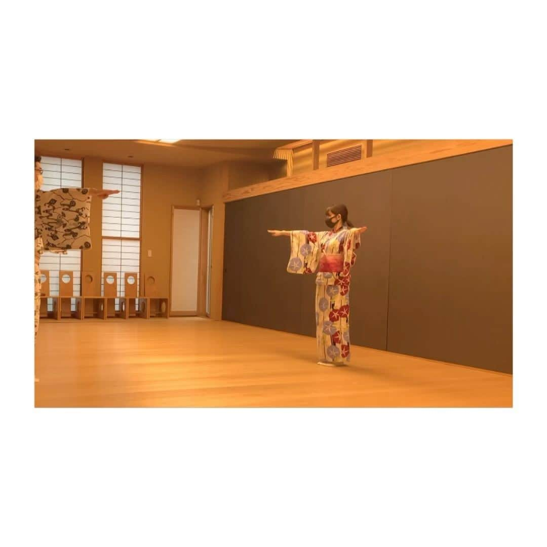 井上小百合のインスタグラム：「日舞のお稽古記録。  踊り、というよりは 繊細な『仕草』のような動きが多いので、 神経研ぎ澄ませて集中しないとできなくて、、  今までやってきたダンスとも全く違うので  難しすぎて、できなさすぎて 泣きそうになるときもある。笑笑    （わたしは普段から落ち着きもないし、 かなり大雑把な性格なので、静かに丁寧に自分と 向き合う時間は、いい勉強になってます笑）  地味だけど、ひたすら基本の 練習の動画  𓀇𓀇𓀇」