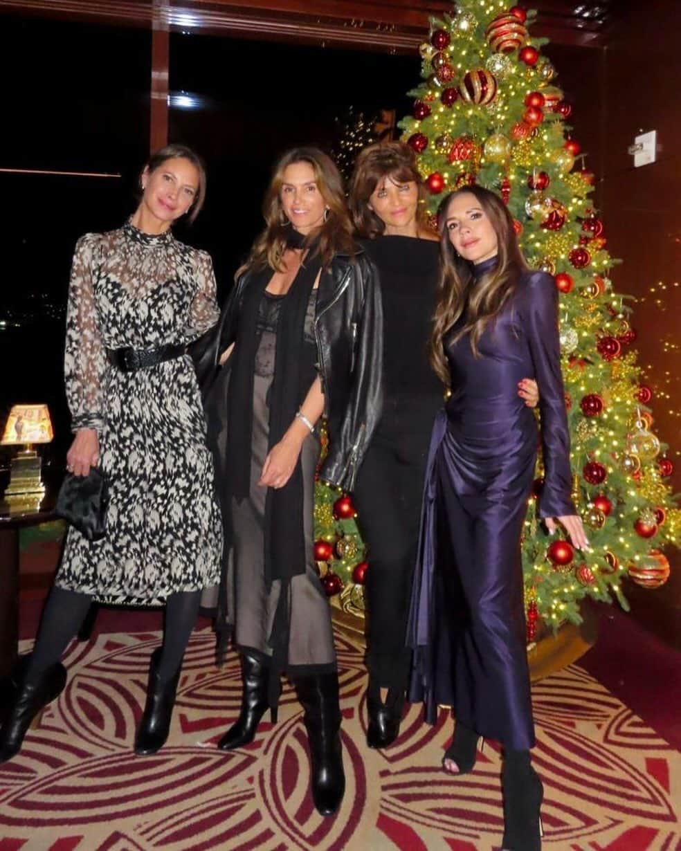 ヴィクトリアベッカムのインスタグラム：「Girls night out in NYC 🇺🇸 x kisses @cindycrawford @helenachristensen @cturlington x」