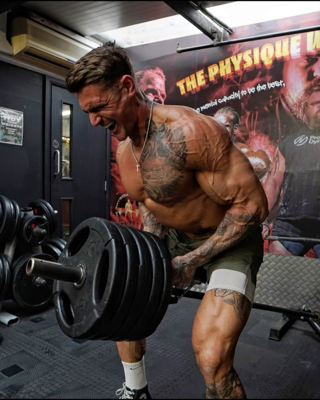 ロス・ディッカーソンのインスタグラム：「Back Day💪Save & smash this killer/size building back workout | Tag@ a friend who needs this! - T-Bar Row - 4 x 8-10 Lat Pull Down - 4 x 8-10 Cable Rope Upper Back Row - 4 x 10-12 Wide Grip Pull Ups - 3 x AMRAP Straight Arm Pull Down - 3 x 10-12 (90sec Rest Between Sets & 2min Between Exercises, DON’T BE A B*TCH) - Want Me As Your Coach? Get faster results with your custom plan designed by me. Join 1,000’s of others & get involved today! Find out more by clicking the link in my bio, let’s do this! - #back #workout」
