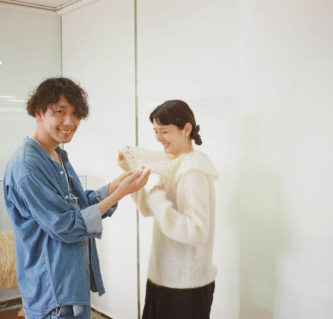 菊池亜希子さんのインスタグラム写真 - (菊池亜希子Instagram)「🦢 PETAL KNITは、ホールガーメントで作られています。縫い目がなく、襟までひと続き。だから、ふわんと立体的で自然なボリュームが出ます。「こんなふうに、首元にお花が咲いたような…」と、絵を描くのは簡単だけど、それを設計図に起こしてカタチにしていくのは至難の業。 今回、我々が思い描く夢みたいなニットを形にしてくださったのは、佐藤繊維 @satoseni  のニット部大澤さん。 大澤さんとのPETAL KNIT物語は、 @fofofofa_club サイト内のJOURNAL 06にて公開されています。〝かわいいの向こう側〟、ぜひ覗いていただけたらと嬉しいです😊  余談ですが、大澤さんの好きなアイドルはアンジュルムだそうです❤️‍🔥」12月13日 0時23分 - kikuchiakiko_official