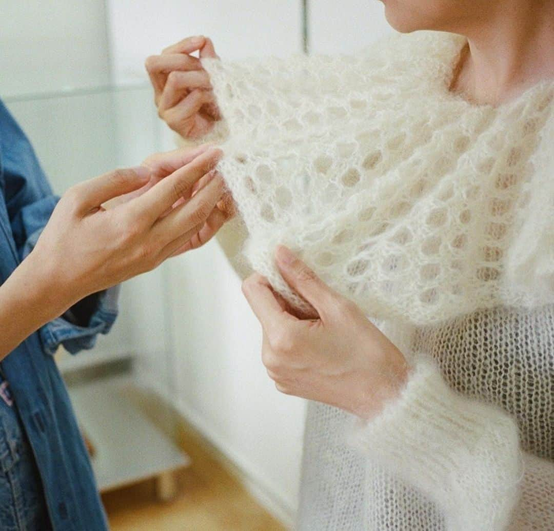 菊池亜希子さんのインスタグラム写真 - (菊池亜希子Instagram)「🦢 PETAL KNITは、ホールガーメントで作られています。縫い目がなく、襟までひと続き。だから、ふわんと立体的で自然なボリュームが出ます。「こんなふうに、首元にお花が咲いたような…」と、絵を描くのは簡単だけど、それを設計図に起こしてカタチにしていくのは至難の業。 今回、我々が思い描く夢みたいなニットを形にしてくださったのは、佐藤繊維 @satoseni  のニット部大澤さん。 大澤さんとのPETAL KNIT物語は、 @fofofofa_club サイト内のJOURNAL 06にて公開されています。〝かわいいの向こう側〟、ぜひ覗いていただけたらと嬉しいです😊  余談ですが、大澤さんの好きなアイドルはアンジュルムだそうです❤️‍🔥」12月13日 0時23分 - kikuchiakiko_official