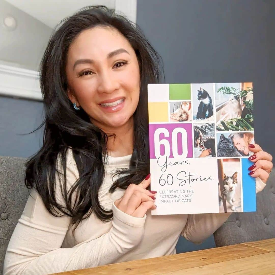 Cats of Instagramさんのインスタグラム写真 - (Cats of InstagramInstagram)「#ad The @purinacatchow book, “60 Years. 60 Stories.” featuring @aprilathena7 and Mr. Bob is finally out! 🐈🥳 SWIPE to read why April initially thought she wouldn’t be able to adopt him and what Mr. Bob has taught her over the years. Also, it’s sooo amazing because @mandymooremm is also featured in the book! From now until 12/31/23, Purina is donating 100% of the book proceeds to Pet Partners so go to CatChow.com/60Years to pick up a copy! 🙌 #catchowpartner」12月13日 0時24分 - cats_of_instagram