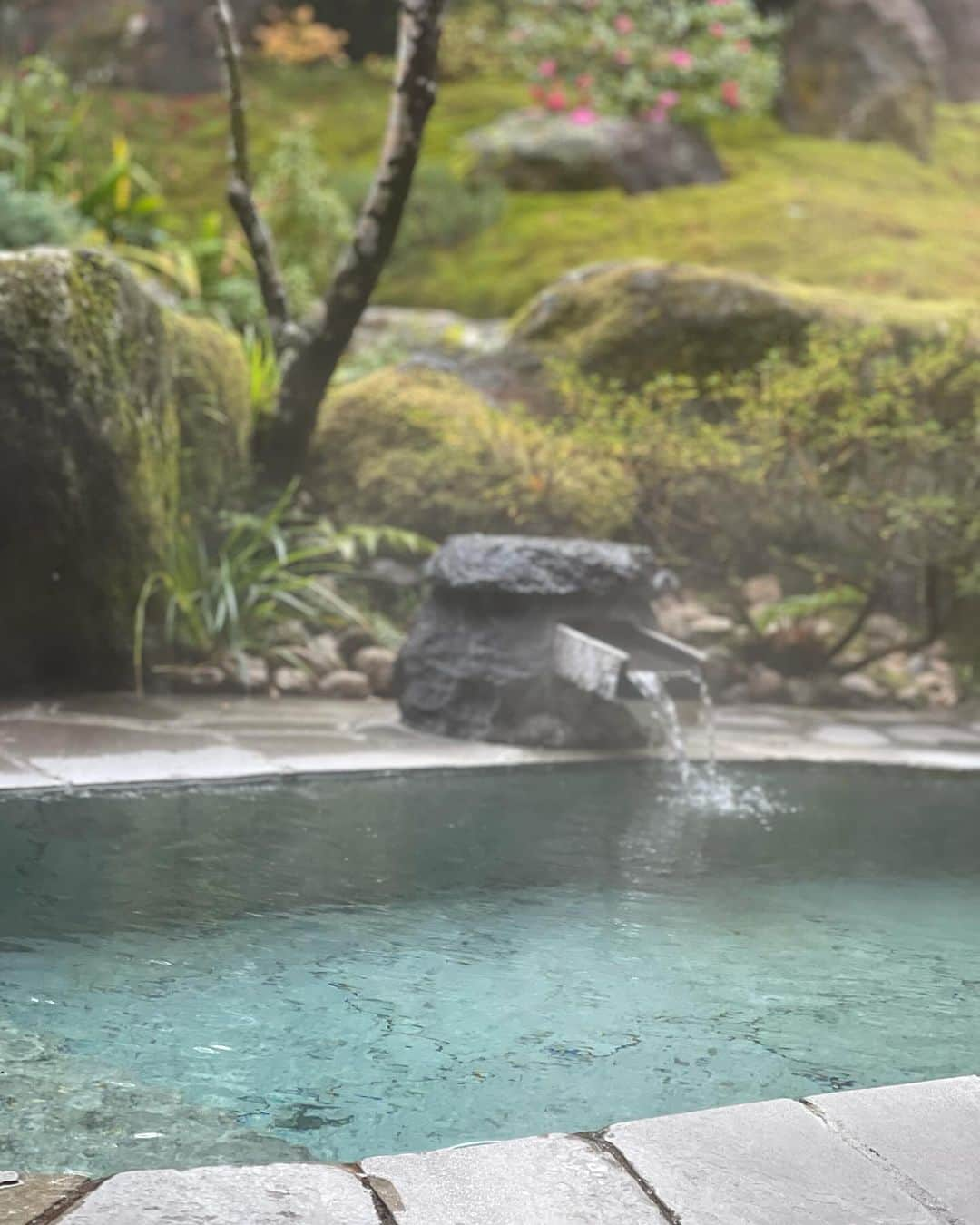 木本泉さんのインスタグラム写真 - (木本泉Instagram)「- 雨の日の温泉も良い♨️  久しぶりの箱根。 やっぱり良いね😌最高⭐️  #箱根#強羅#温泉」12月13日 0時25分 - izumikimoto