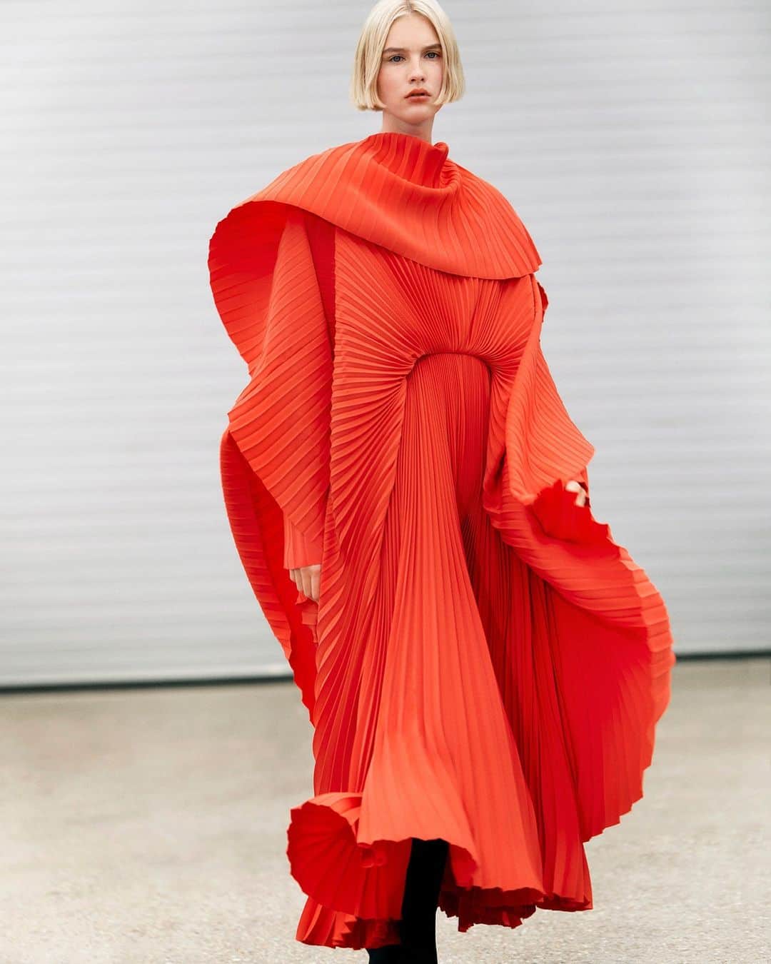 ネッタポルテのインスタグラム：「ARTFUL PIECES: Discover @balenciaga's collection of stunning pleated gowns and oversized tailoring.  Tap the link in bio to shop at #NETAPORTER.」