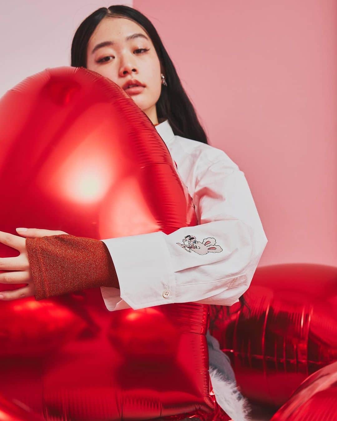 Lily Brownさんのインスタグラム写真 - (Lily BrownInstagram)「_  - LILY BROWN×foxy illustrations -  USAGI ONLINE限定🐰💘  ウサギオンラインの10周年を記念して、 オシャレを楽しむ、キュートで ちょっぴりセクシーな女の子を描く 【foxy illustrations】とのコラボレーションが実現！  LILY  BROWNからは、 メイクアップに夢中なバニー刺繍のシャツや ビジューをたっぷり散りばめたデニムをラインアップ。  12/12(火)より【ウサギオンラインにて】限定販売スタート！  是非ご覧ください♡  #lilybrown #リリーブラウン #usagionline #ウサギオンライン #foxy #foxyillustrations」12月13日 0時30分 - lily_brown_official