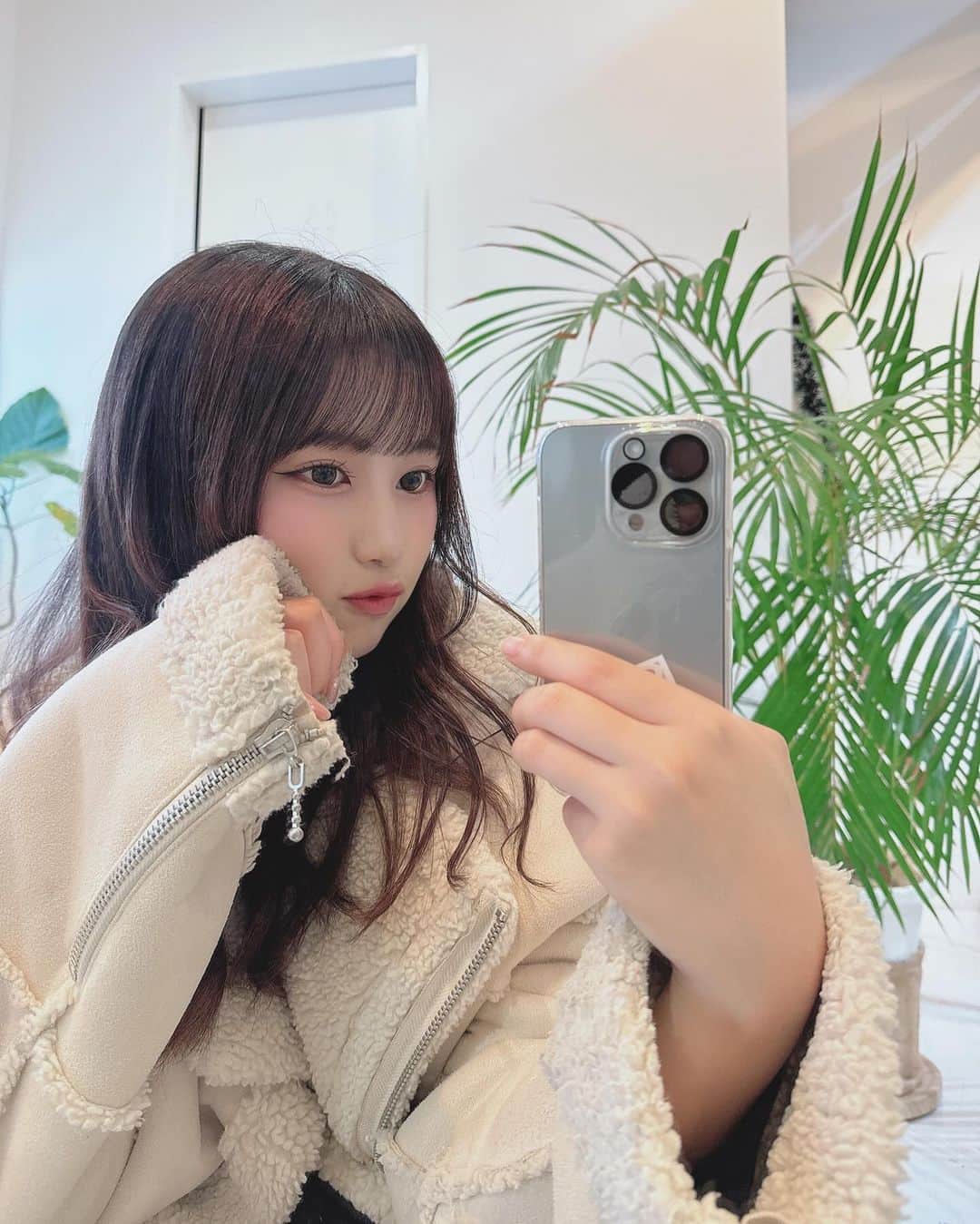 宮丸くるみさんのインスタグラム写真 - (宮丸くるみInstagram)「もうすぐで20歳おわる…🩶🩶  最後の写真は配信で言ってた現役JKの時の撮影現場で撮ったチェキ＾＾ㅋㅋ」12月13日 0時34分 - k_r_m1225