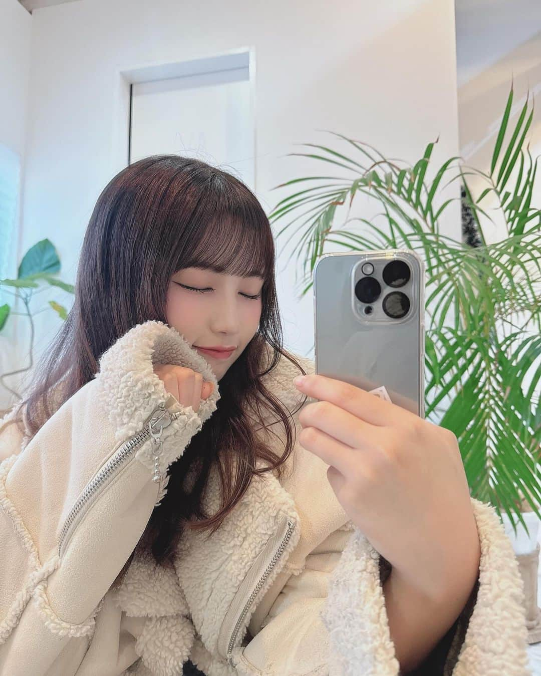 宮丸くるみさんのインスタグラム写真 - (宮丸くるみInstagram)「もうすぐで20歳おわる…🩶🩶  最後の写真は配信で言ってた現役JKの時の撮影現場で撮ったチェキ＾＾ㅋㅋ」12月13日 0時34分 - k_r_m1225